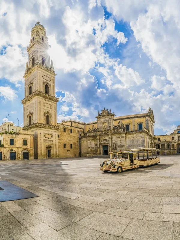 Apulija, Firenca juga, Salento, poluotok Salento, Lecce, grad Lecce, Italija, Bazilika Santa Croce, Katedrala Svete Marije Uznesenja i Svetog Oroncija, Piazza Sant’Oronzo, Trg Svetog Orancija, zanimljivosti Lecce, aktrakcija Lecce, Rimski amfiteatar, Rimski amfiteatar Lecce, Dvorac Karla V, Dvorac Karla V Lecce, Piazza del Duomo, Porta Napoli, Porta Rudiae, Palača Loffredo Adorno,  Apulia, Florence of the South, Salento, Salento Peninsula, Lecce, Lecce City, Italy, Basilica of Santa Croce, Cathedral of Saint Mary of the Assumption and Saint Orontius, Piazza Sant'Oronzo, Square of Saint Orange, attractions of Lecce, attraction of Lecce, Roman Amphitheater, Roman Amphitheater of Lecce , Castle of Charles V, Castle of Charles V Lecce, Piazza del Duomo, Porta Napoli, Porta Rudiae, Loffredo Adorno Palace,