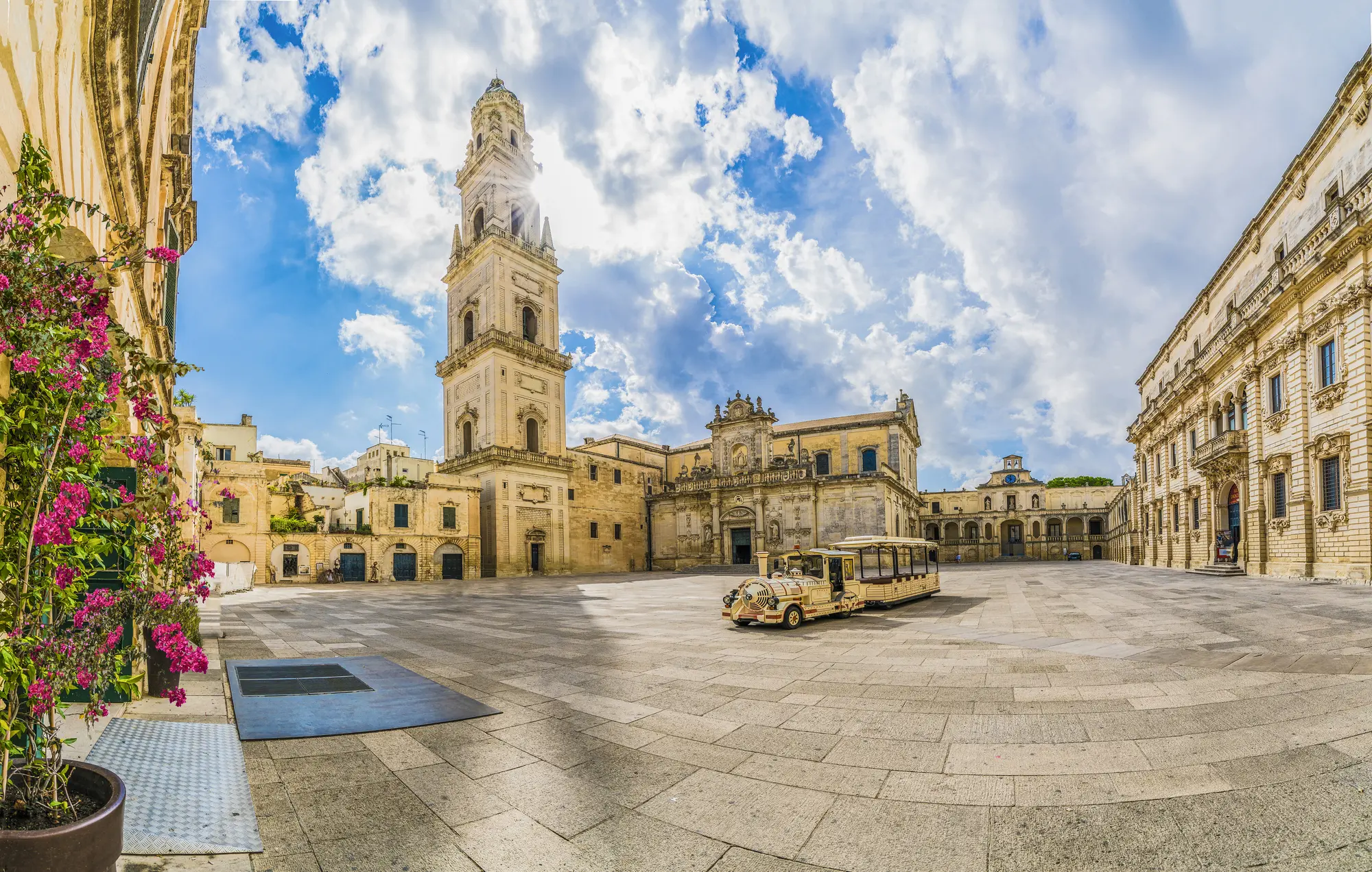 Apulija, Firenca juga, Salento, poluotok Salento, Lecce, grad Lecce, Italija, Bazilika Santa Croce, Katedrala Svete Marije Uznesenja i Svetog Oroncija, Piazza Sant’Oronzo, Trg Svetog Orancija, zanimljivosti Lecce, aktrakcija Lecce, Rimski amfiteatar, Rimski amfiteatar Lecce, Dvorac Karla V, Dvorac Karla V Lecce, Piazza del Duomo, Porta Napoli, Porta Rudiae, Palača Loffredo Adorno,  Apulia, Florence of the South, Salento, Salento Peninsula, Lecce, Lecce City, Italy, Basilica of Santa Croce, Cathedral of Saint Mary of the Assumption and Saint Orontius, Piazza Sant'Oronzo, Square of Saint Orange, attractions of Lecce, attraction of Lecce, Roman Amphitheater, Roman Amphitheater of Lecce , Castle of Charles V, Castle of Charles V Lecce, Piazza del Duomo, Porta Napoli, Porta Rudiae, Loffredo Adorno Palace,