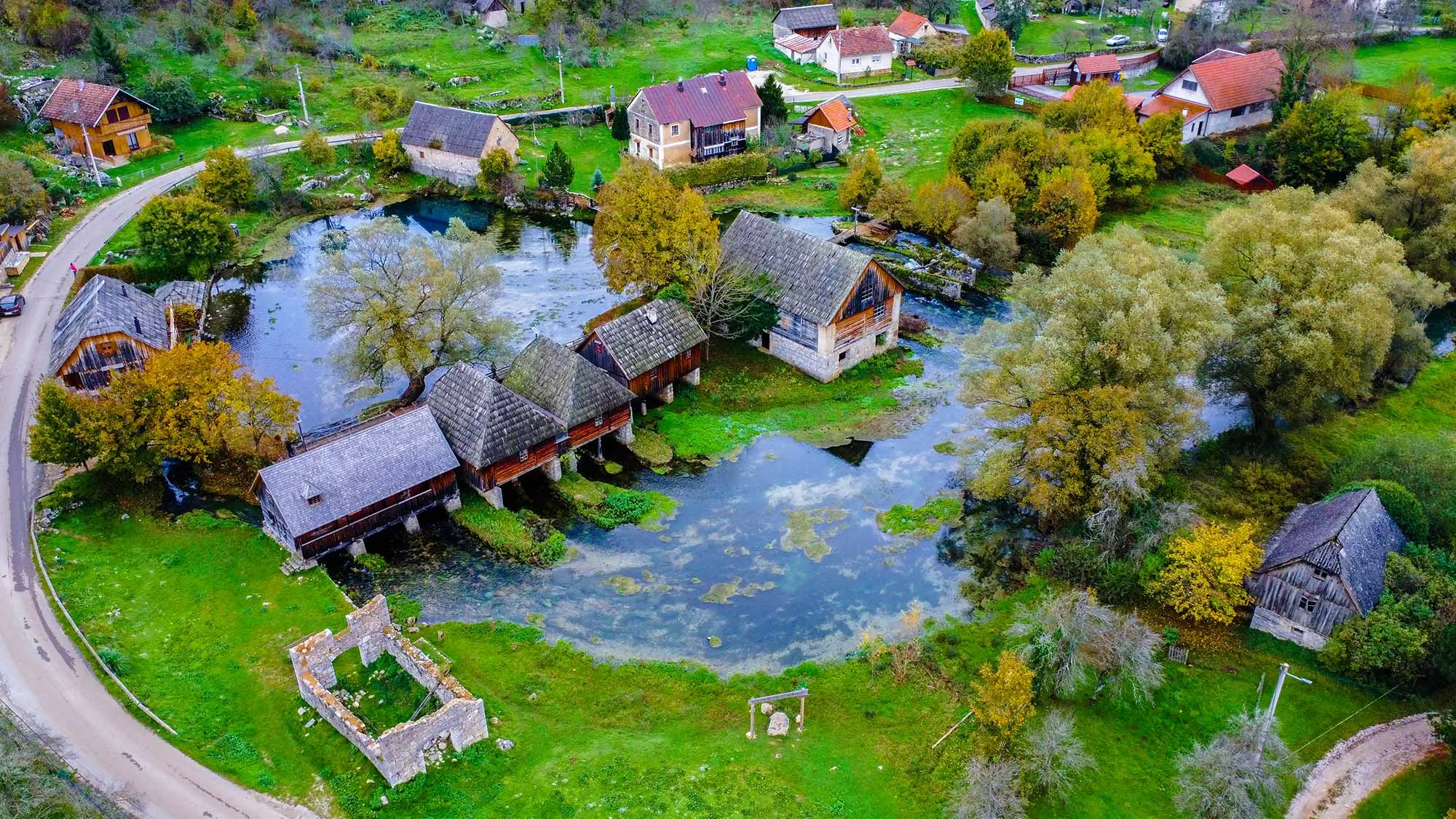 Sinac, dolina Gacke, rijeka Gacka, Majerovo vrilo, Tonkovićevo vrilo, najpoznatiji izvori u dolini rijeke Gacke, najpoznatiji izvori rijeke Gacke, najljepša rijeka u Hrvatskoj, najčišća rijeka u Hrvatskoj,  Otočac, jesen u Otočcu, zima u Otočcu, Otočac atrakcije, Otočac što vidjeti, Otočac što raditi, Majerovo vrilo gacke, Majerovo Vrilo restoran, Majerovo Vrilo karta, Majerovo vrilo wikipedija, Tonkovića vrilo, izvor gacke, Sinac, Gacka valley, Gacka river, Majerovo vrilo, Tonkovićevo vrilo, the most famous sources in the Gacka river valley, the most famous sources of the Gacka river, the most beautiful river in Croatia, the cleanest river in Croatia, Otočac, autumn in Otočac, winter in Otočac, Otočac attractions, Otočac what to see, Otočac what to do, Majerovo vrilo gacke, Majerovo Vrilo restaurant, Majerovo Vrilo map, Majerovo vrilo wikipedia, Tonkovića vrilo, gacke source