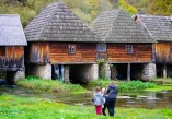 Sinac, dolina Gacke, rijeka Gacka, Majerovo vrilo, Tonkovićevo vrilo, najpoznatiji izvori u dolini rijeke Gacke, najpoznatiji izvori rijeke Gacke, najljepša rijeka u Hrvatskoj, najčišća rijeka u Hrvatskoj,  Otočac, jesen u Otočcu, zima u Otočcu, Otočac atrakcije, Otočac što vidjeti, Otočac što raditi, Majerovo vrilo gacke, Majerovo Vrilo restoran, Majerovo Vrilo karta, Majerovo vrilo wikipedija, Tonkovića vrilo, izvor gacke, Sinac, Gacka valley, Gacka river, Majerovo vrilo, Tonkovićevo vrilo, the most famous sources in the Gacka river valley, the most famous sources of the Gacka river, the most beautiful river in Croatia, the cleanest river in Croatia, Otočac, autumn in Otočac, winter in Otočac, Otočac attractions, Otočac what to see, Otočac what to do, Majerovo vrilo gacke, Majerovo Vrilo restaurant, Majerovo Vrilo map, Majerovo vrilo wikipedia, Tonkovića vrilo, gacke source