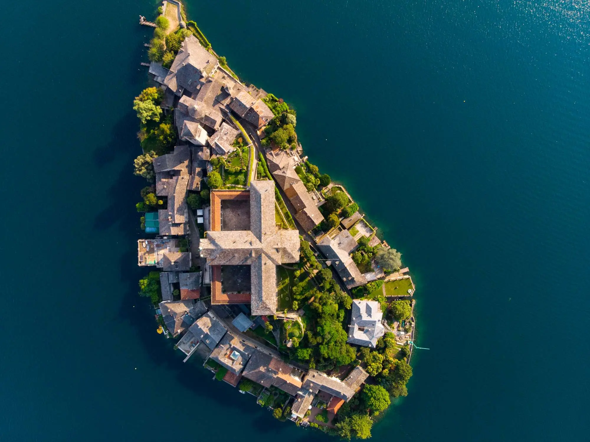Orta, jezero Orta, jezero Orta atrakcije, otok san gulio, otok san gulio orta, otok jezera orta, otok jezero orta, Orta San Giulio, Pijemont, jezero Maggiore, sveti julije otok, otok sveti julije, Milano, Bazilika San Giulio, Bazilika Svetog Julija, Put tišine jezero orta, Put tišine, Put tišine orta, Samostan Mater Ecclesiae, Orta, lake Orta, lake Orta attractions, island of san gulio, island of san gulio orta, island of lake orta, island of lake orta, Orta San Giulio, Piedmont, lake Maggiore, saint julius island, saint julius island, Milan, Basilica of San Giulio, Basilica St. Julius, Way of Silence Lake Orta, Way of Silence, Way of Silence of Orta, Mater Ecclesiae Monastery,