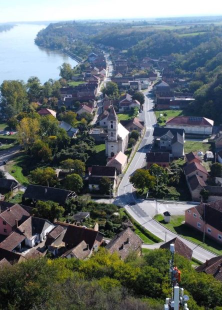 Šarengrad, Danube, Danube river, Athya, settlement of Athya, church of St. Spirit, Mačvanski Ivan Morovićki, Church and monastery of St. Peter and Paul, Fruška Gora, Old Town Sarengrad, Šarengrad fortress, Sharengrad fortress, Sarengrad fortress, Vukovar, Ilok, Šarengrad, Dunav, rijeka Dunav, Athya, naselje Athya, crkva Sv. Duha, Mačvanski Ivan Morovićki, Crkva i samostan Sv. Petra i Pavla, Fruška Gora, Stari grad Šarengrad, tvrđava Šarengrad, tvrđava Šarengrad, tvrđava Šarengrad, Vukovar , Ilok,