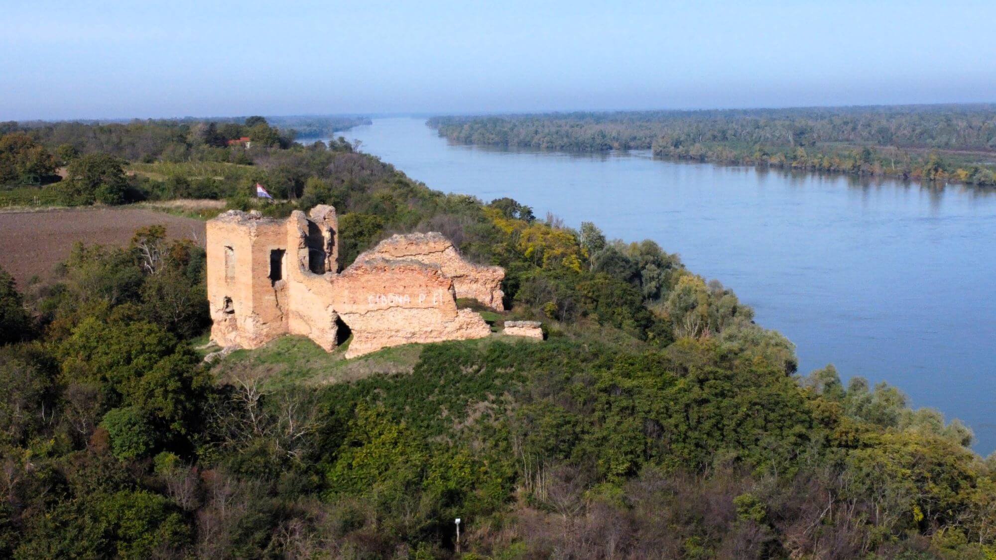 Šarengrad, Danube, Danube river, Athya, settlement of Athya, church of St. Spirit, Mačvanski Ivan Morovićki, Church and monastery of St. Peter and Paul, Fruška Gora, Old Town Sarengrad, Šarengrad fortress, Sharengrad fortress, Sarengrad fortress, Vukovar, Ilok, Šarengrad, Dunav, rijeka Dunav, Athya, naselje Athya, crkva Sv. Duha, Mačvanski Ivan Morovićki, Crkva i samostan Sv. Petra i Pavla, Fruška Gora, Stari grad Šarengrad, tvrđava Šarengrad, tvrđava Šarengrad, tvrđava Šarengrad, Vukovar , Ilok,