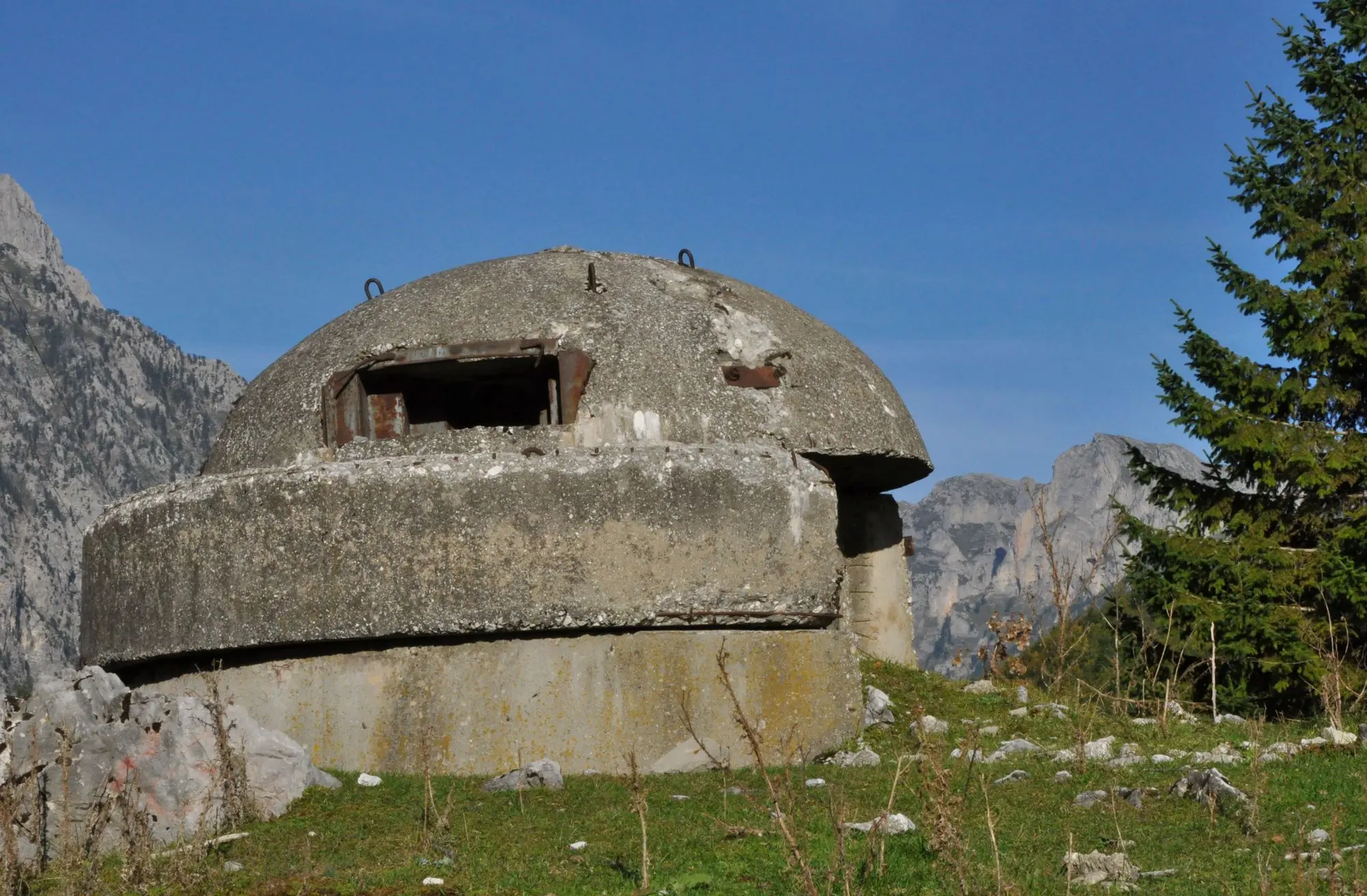 Enver Hoxha, bunkeri, bunkeri albanija, komunistički režim albanija, Zašto Albanija ima toliko bunkera, koliko bunkera ima albanija, Bunk'art, Bunk'art Tirana, Bunk'art Albanija, Bunk'Art 1,Bunk'Art 2, albanski bunkeri, Zašto albanija ima toliko bunkera u svijetu, koliko bunkera u albaniji, karta bunkera u albaniji, koja zemlja ima najviše bunkera u svijetu, albanski bunkeri unutra, albanski bunkeri po glavi stanovnika, top 10 zemalja s najviše bunkera, albanski bunkeri, bunkeri hladnog rata, bunkeri u albaniji,Enver Hoxha, bunkers, bunkers of albania, communist regime of albania, Why Albania has so many bunkers, how many bunkers does albania have, Bunk'art, Bunk'art Tirana, Bunk'art Albania, Bunk'Art 1,Bunk'Art 2, Albanian bunkers, Why Albania has so many bunkers in the world, how many bunkers in Albania, map of bunkers in Albania, which country has the most bunkers in the world, Albanian bunkers inside, Albanian bunkers per head population, top 10 countries with the most bunkers, Albanian bunkers, cold war bunkers, bunkers in Albania,