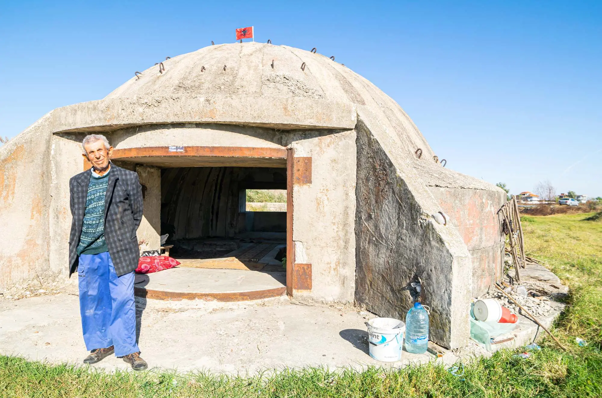 Enver Hoxha, bunkeri, bunkeri albanija, komunistički režim albanija, Zašto Albanija ima toliko bunkera, koliko bunkera ima albanija, Bunk'art, Bunk'art Tirana, Bunk'art Albanija, Bunk'Art 1,Bunk'Art 2, albanski bunkeri, Zašto albanija ima toliko bunkera u svijetu, koliko bunkera u albaniji, karta bunkera u albaniji, koja zemlja ima najviše bunkera u svijetu, albanski bunkeri unutra, albanski bunkeri po glavi stanovnika, top 10 zemalja s najviše bunkera, albanski bunkeri, bunkeri hladnog rata, bunkeri u albaniji,Enver Hoxha, bunkers, bunkers of albania, communist regime of albania, Why Albania has so many bunkers, how many bunkers does albania have, Bunk'art, Bunk'art Tirana, Bunk'art Albania, Bunk'Art 1,Bunk'Art 2, Albanian bunkers, Why Albania has so many bunkers in the world, how many bunkers in Albania, map of bunkers in Albania, which country has the most bunkers in the world, Albanian bunkers inside, Albanian bunkers per head population, top 10 countries with the most bunkers, Albanian bunkers, cold war bunkers, bunkers in Albania,