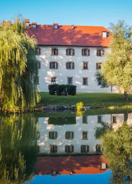 Dolenjska, Novo Mesto, Otočec, dvorac Otočec, Grad Otočec, rijeka Krka, rijeka Krka Slovenija, Slovenija, riječni otok, Dolenjska, Novo Mesto, Otočec, Otočec Castle, City of Otočec, Krka River, Krka River Slovenia, Slovenia, river island,