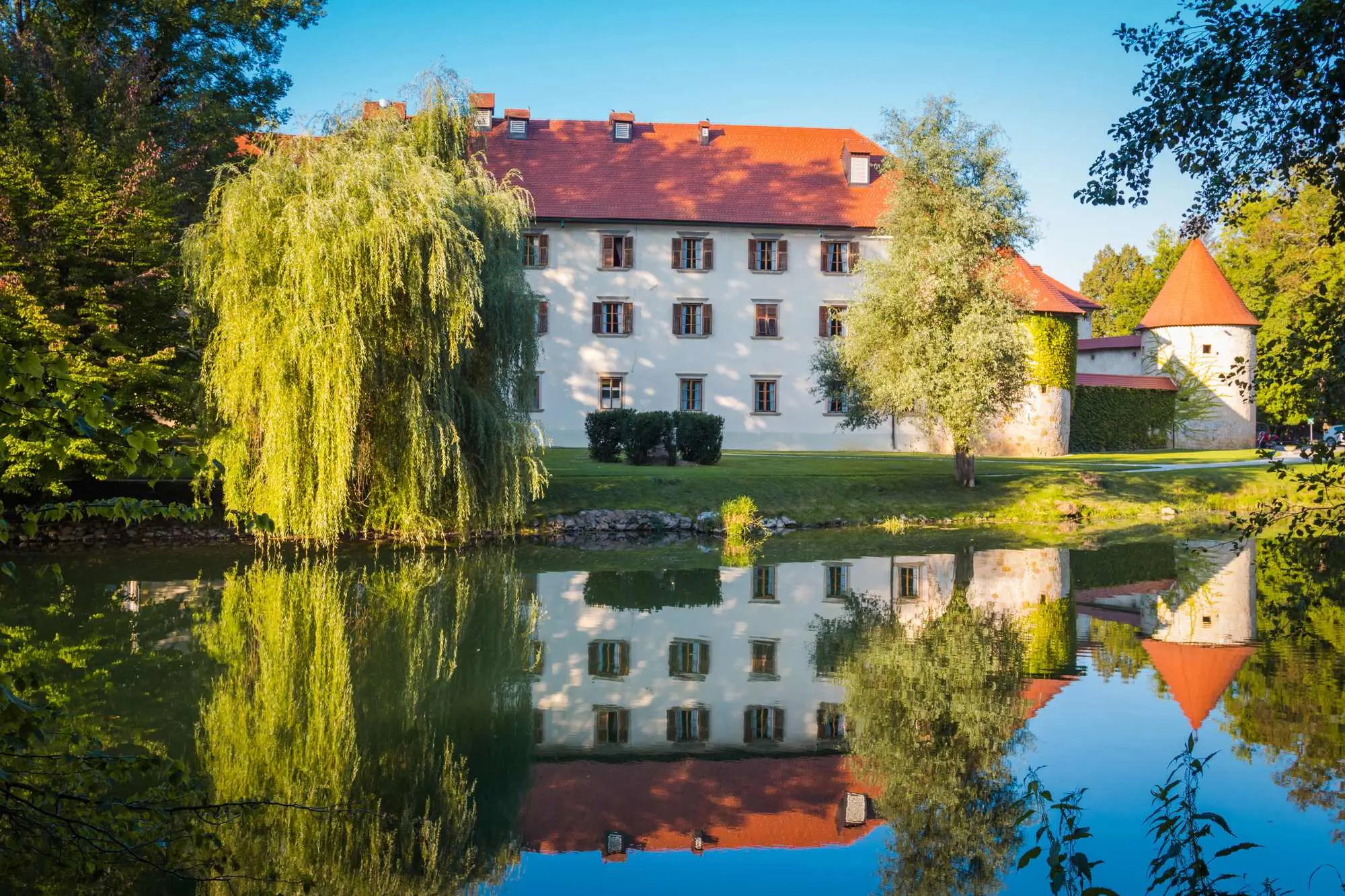 Dolenjska, Novo Mesto, Otočec, dvorac Otočec, Grad Otočec, rijeka Krka, rijeka Krka Slovenija, Slovenija, riječni otok,Dolenjska, Novo Mesto, Otočec, Otočec Castle, City of Otočec, Krka River, Krka River Slovenia, Slovenia, river island,