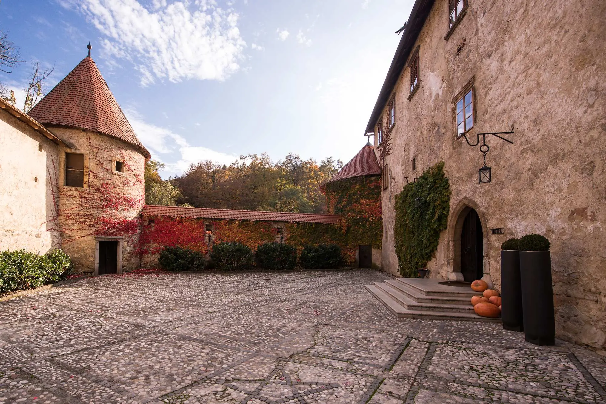 Dolenjska, Novo Mesto, Otočec, dvorac Otočec, Grad Otočec, rijeka Krka, rijeka Krka Slovenija, Slovenija, riječni otok,Dolenjska, Novo Mesto, Otočec, Otočec Castle, City of Otočec, Krka River, Krka River Slovenia, Slovenia, river island,
