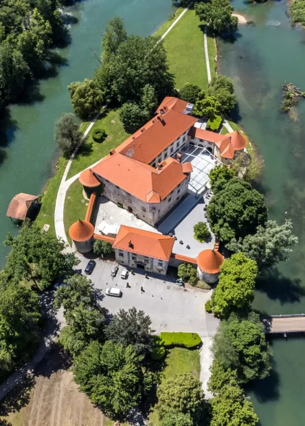 Dolenjska, Novo Mesto, Otočec, dvorac Otočec, Grad Otočec, rijeka Krka, rijeka Krka Slovenija, Slovenija, riječni otok, Dolenjska, Novo Mesto, Otočec, Otočec Castle, City of Otočec, Krka River, Krka River Slovenia, Slovenia, river island,