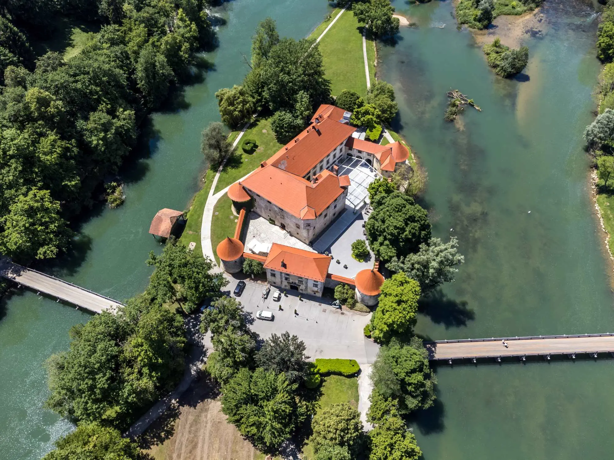 Dolenjska, Novo Mesto, Otočec, dvorac Otočec, Grad Otočec, rijeka Krka, rijeka Krka Slovenija, Slovenija, riječni otok, Dolenjska, Novo Mesto, Otočec, Otočec Castle, City of Otočec, Krka River, Krka River Slovenia, Slovenia, river island,