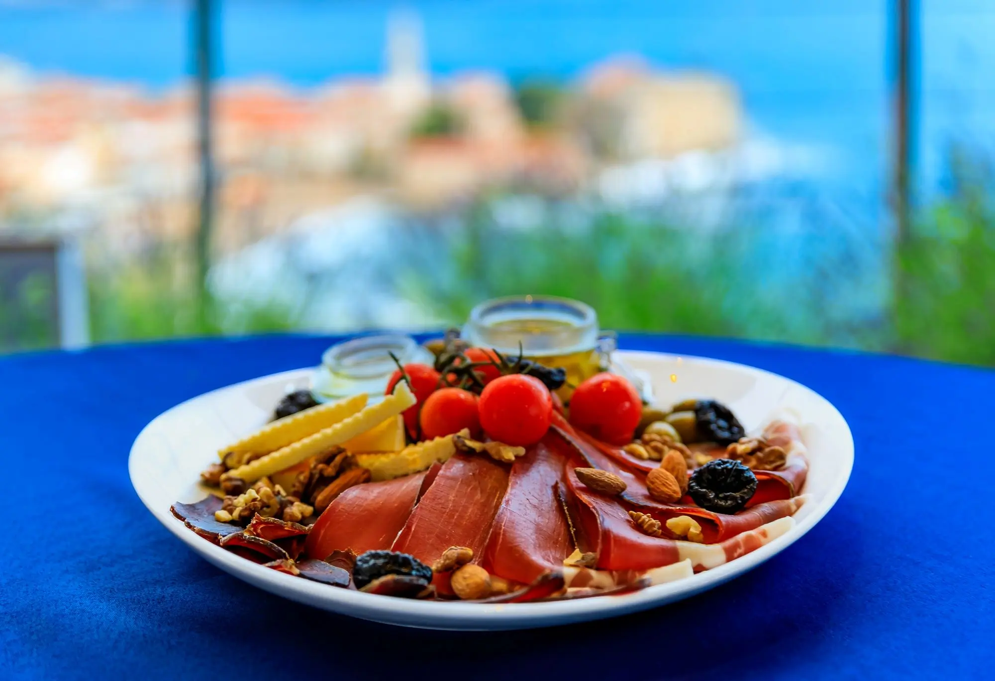 Crna Gora, Crna Gora doručak, Crna Gora hrana, priganice, kajmak, Njeguški pršut, Njeguši, cicvara,Pljevaljski sir, Montenegro, Montenegro breakfast, Montenegro food, priganice, cream, Njeguški prosciutto, Njeguši, cicvara, Pljeva cheese,