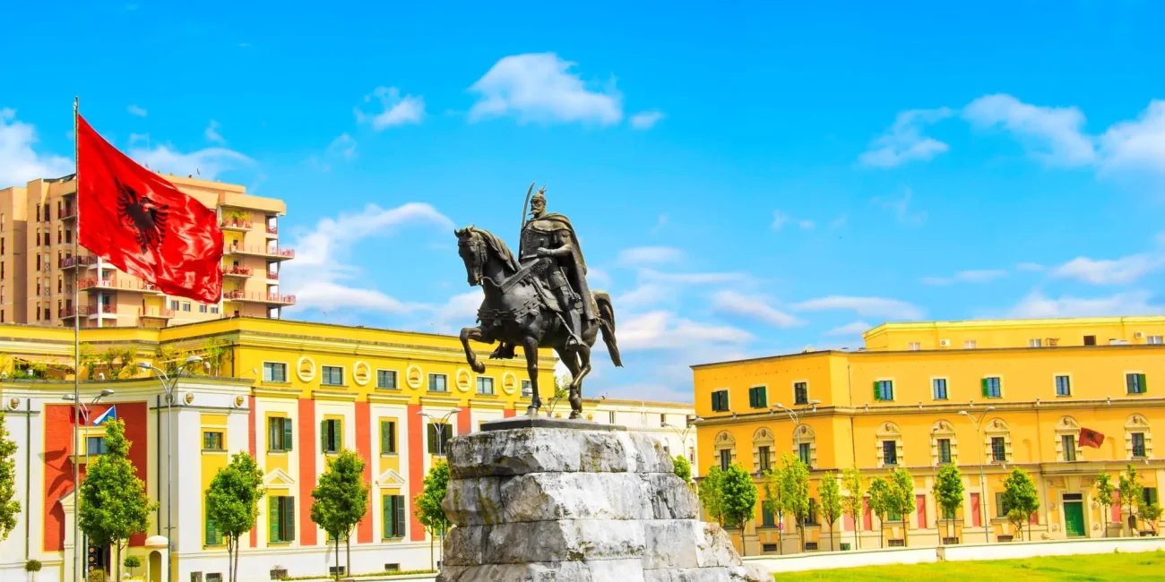 Kuća lišća, Muzej tajnog nadzor, Bunk'Art 1, Bunk'Art 2, muzeji tirana, tirana atrakcije, tirana muzeji, Dajti Ekspres, planina Dajti, Most Tabakeve, piramida u Tirana, Skenderbegov trg, Et'hem Bey džamija, deset atrakcija u tirani, top atrakcije u tirani, tirana kamo ići, tirana što vidjeti, vodič kroz tiranu, tirana vodič,  House of Leaves, Secret Surveillance Museum, Bunk'Art 1, Bunk'Art 2, Tirana Museums, Tirana Attractions, Tirana Museums, Dajti Ekspres, Dajti Mountain, Tabakeve Bridge, Pyramid of Tirana, Skanderbeg Square, Et'hem Bey Mosque, ten attractions in Tirana, top attractions in Tirana, Tirana where to go, Tirana what to see, Tirana guide, Tirana guide,