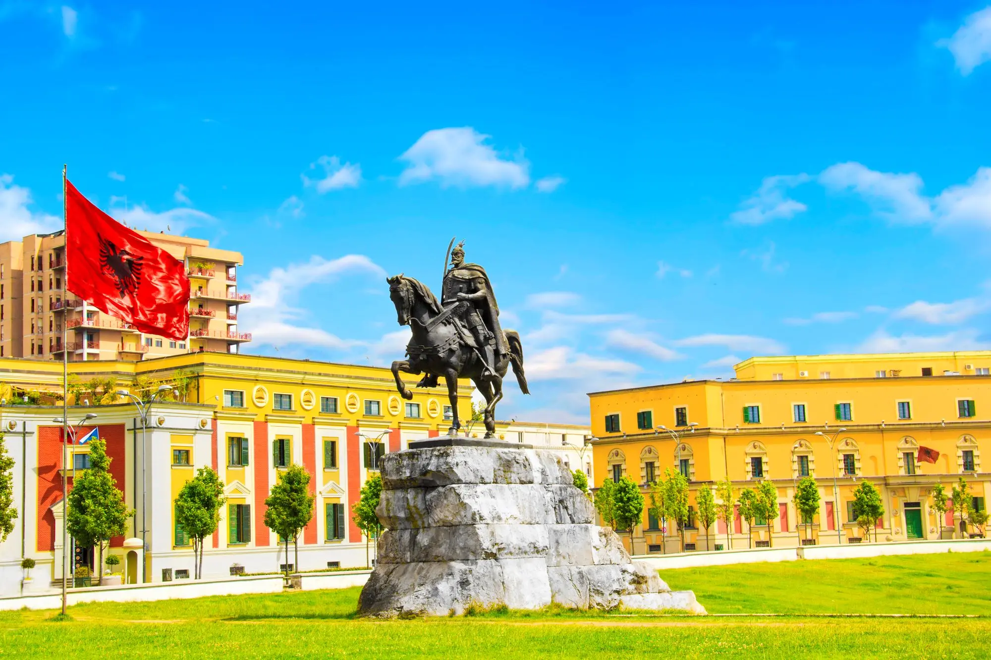 Kuća lišća, Muzej tajnog nadzor, Bunk'Art 1, Bunk'Art 2, muzeji tirana, tirana atrakcije, tirana muzeji, Dajti Ekspres, planina Dajti, Most Tabakeve, piramida u Tirana, Skenderbegov trg, Et'hem Bey džamija, deset atrakcija u tirani, top atrakcije u tirani, tirana kamo ići, tirana što vidjeti, vodič kroz tiranu, tirana vodič,  House of Leaves, Secret Surveillance Museum, Bunk'Art 1, Bunk'Art 2, Tirana Museums, Tirana Attractions, Tirana Museums, Dajti Ekspres, Dajti Mountain, Tabakeve Bridge, Pyramid of Tirana, Skanderbeg Square, Et'hem Bey Mosque, ten attractions in Tirana, top attractions in Tirana, Tirana where to go, Tirana what to see, Tirana guide, Tirana guide,