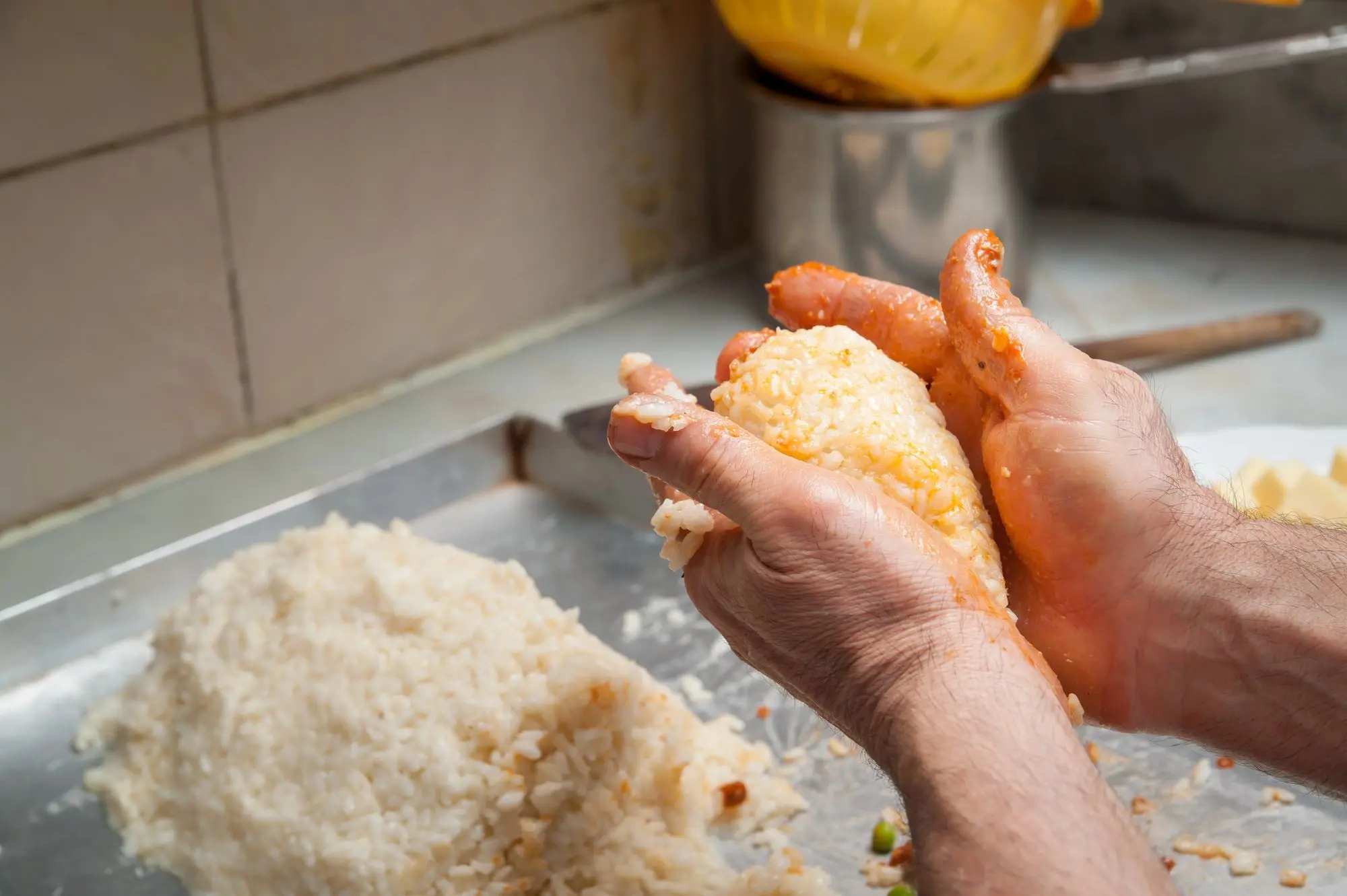 Recept za Sicilijanske Arancine, Sicilijanski Arancini, Sicilijanski Arancini recept Arancini recept, Sicilija, talijanska kuhinja,Palermo, Catania, Arancini recept, jednostavan Arancini recept, Arancini nadjevi, Arancini friteza, Arancini kuglice, tradicionalni Arancini recept, Sicilian Arancini Recipe, Sicilian Arancini, Sicilian Arancini Recipe Arancini Recipe, Sicily, Italian Cuisine, Palermo, Catania, Arancini Recipe, Simple Arancini Recipe, Arancini Stuffing, Arancini Fryer, Arancini Balls, Traditional Arancini Recipe