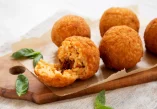 Recept za Sicilijanske Arancine, Sicilijanski Arancini, Sicilijanski Arancini recept  Arancini recept, Sicilija, talijanska kuhinja,Palermo, Catania, Arancini recept, jednostavan Arancini recept, Arancini nadjevi, Arancini friteza, Arancini kuglice, tradicionalni Arancini recept, Sicilian Arancini Recipe, Sicilian Arancini, Sicilian Arancini Recipe  Arancini Recipe, Sicily, Italian Cuisine, Palermo, Catania, Arancini Recipe, Simple Arancini Recipe, Arancini Stuffing, Arancini Fryer, Arancini Balls, Traditional Arancini Recipe
