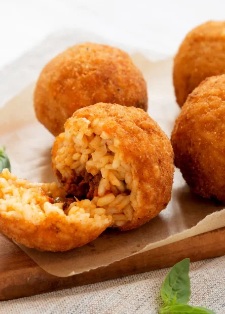 Recept za Sicilijanske Arancine, Sicilijanski Arancini, Sicilijanski Arancini recept  Arancini recept, Sicilija, talijanska kuhinja,Palermo, Catania, Arancini recept, jednostavan Arancini recept, Arancini nadjevi, Arancini friteza, Arancini kuglice, tradicionalni Arancini recept, Sicilian Arancini Recipe, Sicilian Arancini, Sicilian Arancini Recipe  Arancini Recipe, Sicily, Italian Cuisine, Palermo, Catania, Arancini Recipe, Simple Arancini Recipe, Arancini Stuffing, Arancini Fryer, Arancini Balls, Traditional Arancini Recipe