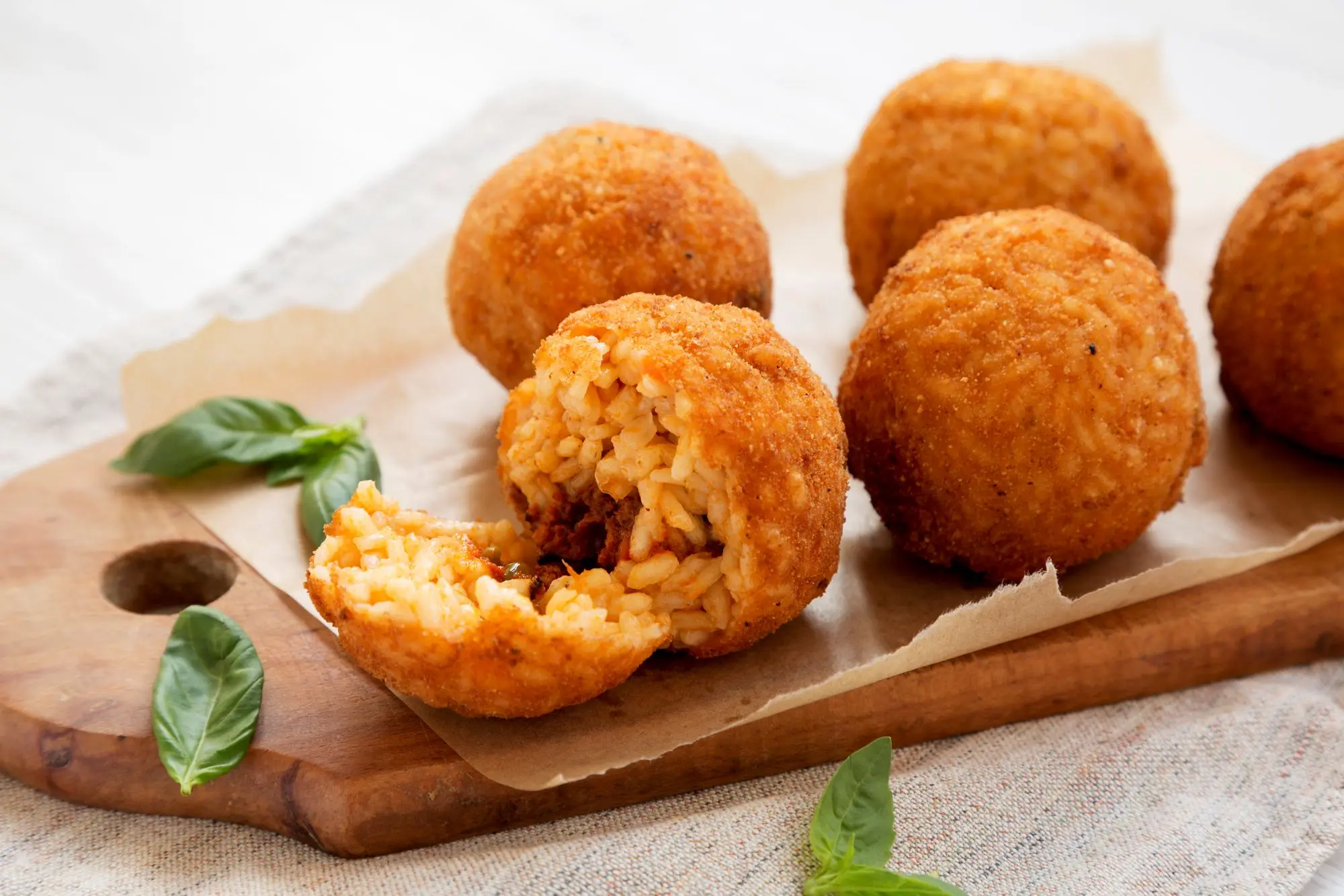 Recept za Sicilijanske Arancine, Sicilijanski Arancini, Sicilijanski Arancini recept  Arancini recept, Sicilija, talijanska kuhinja,Palermo, Catania, Arancini recept, jednostavan Arancini recept, Arancini nadjevi, Arancini friteza, Arancini kuglice, tradicionalni Arancini recept, Sicilian Arancini Recipe, Sicilian Arancini, Sicilian Arancini Recipe  Arancini Recipe, Sicily, Italian Cuisine, Palermo, Catania, Arancini Recipe, Simple Arancini Recipe, Arancini Stuffing, Arancini Fryer, Arancini Balls, Traditional Arancini Recipe