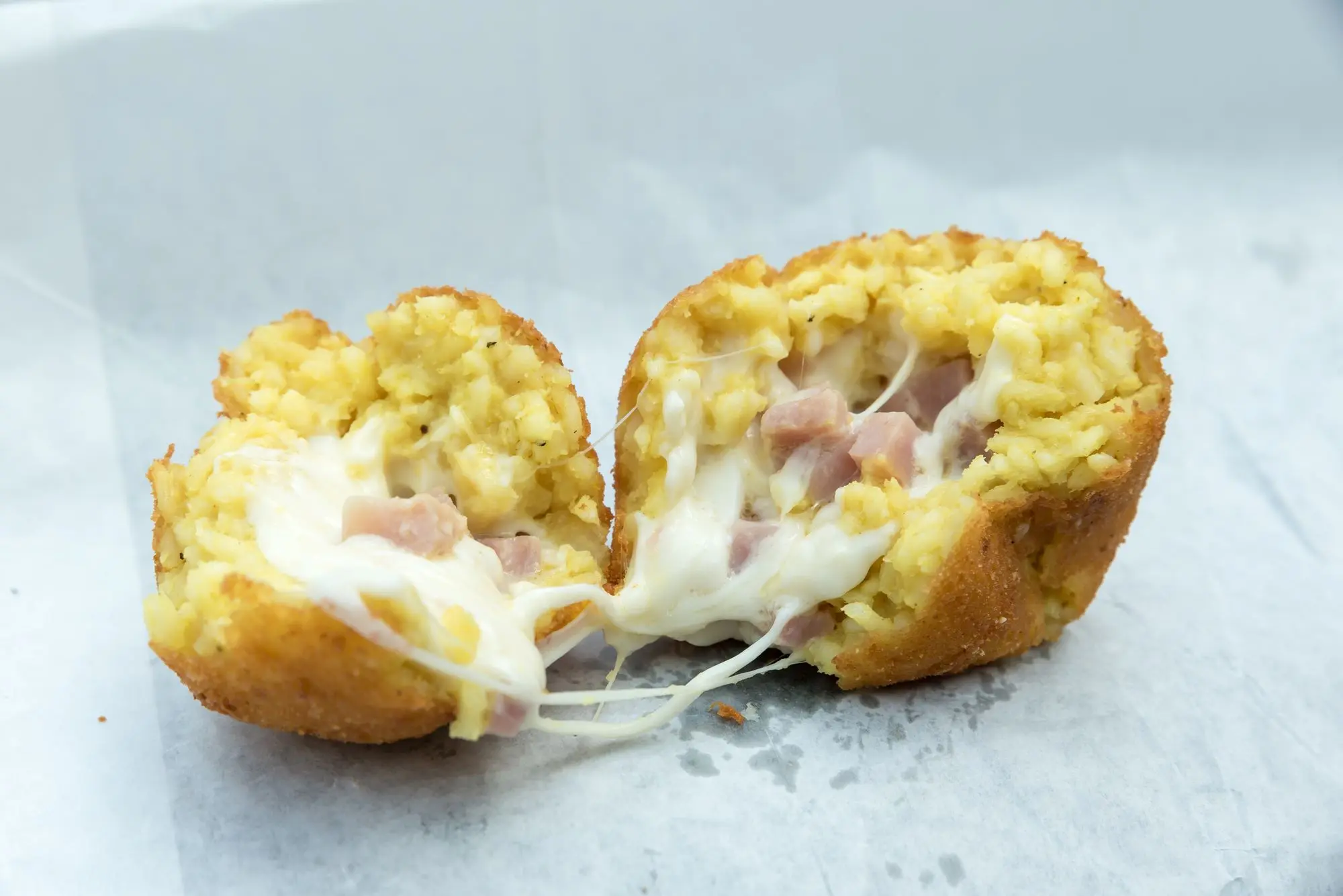 Recept za Sicilijanske Arancine, Sicilijanski Arancini, Sicilijanski Arancini recept Arancini recept, Sicilija, talijanska kuhinja,Palermo, Catania, Arancini recept, jednostavan Arancini recept, Arancini nadjevi, Arancini friteza, Arancini kuglice, tradicionalni Arancini recept, Sicilian Arancini Recipe, Sicilian Arancini, Sicilian Arancini Recipe Arancini Recipe, Sicily, Italian Cuisine, Palermo, Catania, Arancini Recipe, Simple Arancini Recipe, Arancini Stuffing, Arancini Fryer, Arancini Balls, Traditional Arancini Recipe