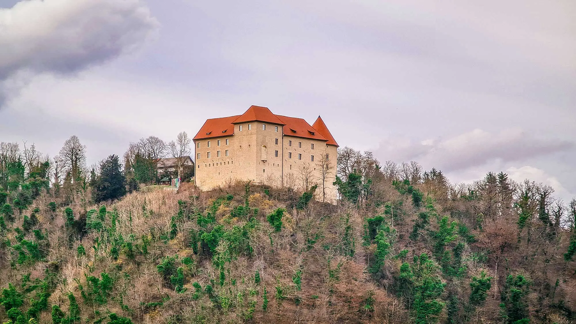 Slovenija, Slovenija dvorci, dvorci u Sloveniji, Brestanica, dvorac Rajhenburg, dvorac Rajhenburg povijest, dvorac Rajhenburg wikipedia, imperial čokolada, Rajhenburg čokolada, prva čokolada u sloveniji, logor za deportaciju Slovenaca, dvorac Rajhenburg logor, logor slovenija, Kazneno-popravni dom za žene, Primož Kozmus, sir trapist, zašto se sir trapist tako zove, Slovenia, Slovenia castles, castles in Slovenia, Brestanica, Rajhenburg castle, Rajhenburg castle history, Rajhenburg castle wikipedia, imperial chocolate, Rajhenburg chocolate, the first chocolate in Slovenia, camp for the deportation of Slovenians, Rajhenburg castle camp, camp Slovenia, Correctional center for women, Primož Kozmus, Trappist cheese, why is Trappist cheese called that,