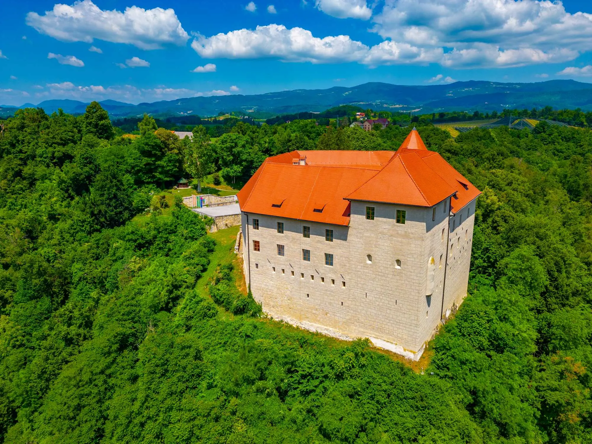 Slovenija, Slovenija dvorci, dvorci u Sloveniji, Brestanica, dvorac Rajhenburg, dvorac Rajhenburg povijest, dvorac Rajhenburg wikipedia, imperial čokolada, Rajhenburg čokolada, prva čokolada u sloveniji, logor za deportaciju Slovenaca, dvorac Rajhenburg logor, logor slovenija, Kazneno-popravni dom za žene, Primož Kozmus, sir trapist, zašto se sir trapist tako zove, Slovenia, Slovenia castles, castles in Slovenia, Brestanica, Rajhenburg castle, Rajhenburg castle history, Rajhenburg castle wikipedia, imperial chocolate, Rajhenburg chocolate, the first chocolate in Slovenia, camp for the deportation of Slovenians, Rajhenburg castle camp, camp Slovenia, Correctional center for women, Primož Kozmus, Trappist cheese, why is Trappist cheese called that,