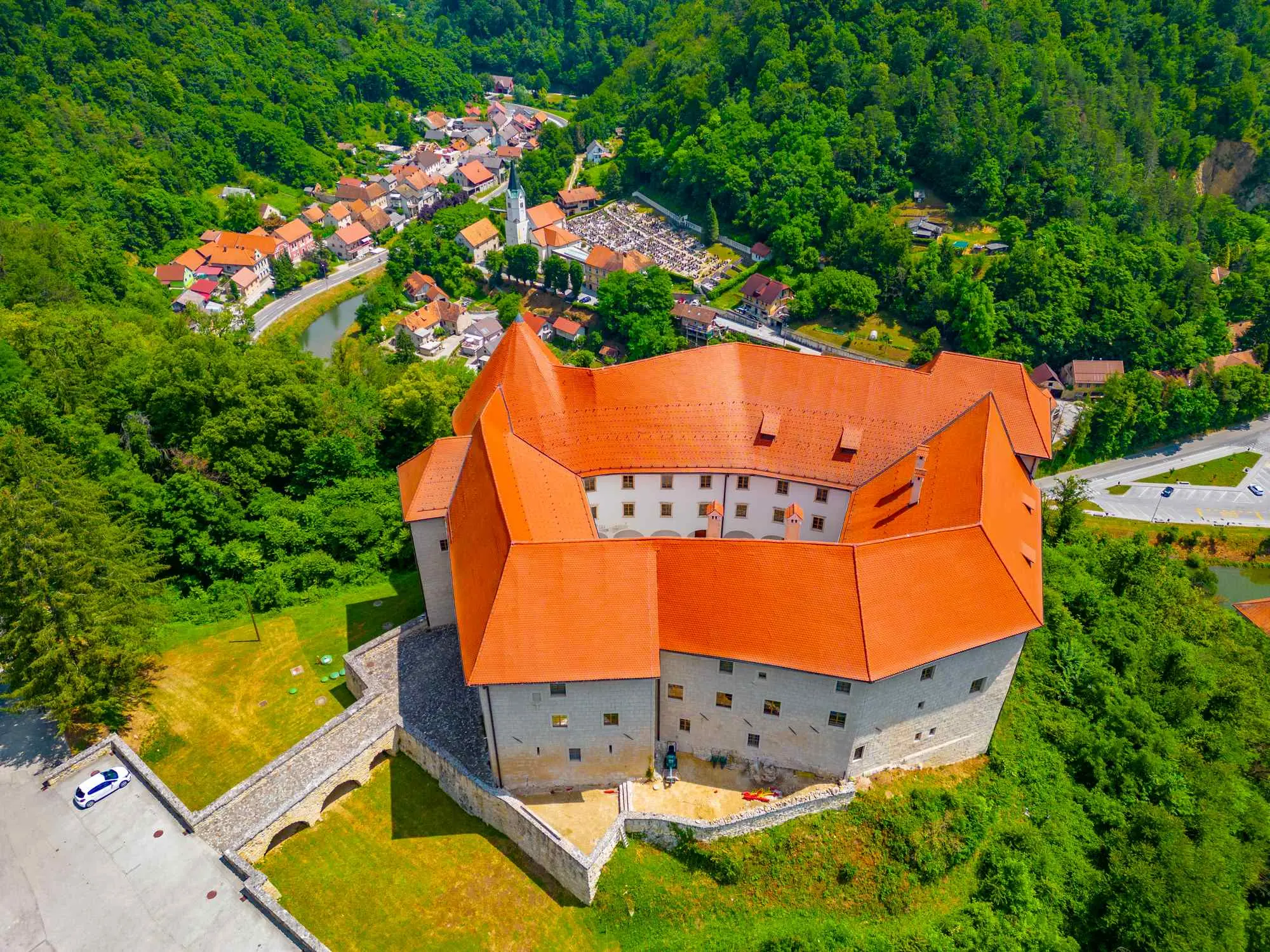 Slovenija, Slovenija dvorci, dvorci u Sloveniji, Brestanica, dvorac Rajhenburg, dvorac Rajhenburg povijest, dvorac Rajhenburg wikipedia,  imperial čokolada, Rajhenburg čokolada, prva čokolada u sloveniji, logor za deportaciju Slovenaca, dvorac Rajhenburg logor, logor slovenija,  Kazneno-popravni dom za žene, Primož  Kozmus, sir trapist, zašto se sir trapist tako zove, Slovenia, Slovenia castles, castles in Slovenia, Brestanica, Rajhenburg castle, Rajhenburg castle history, Rajhenburg castle wikipedia, imperial chocolate, Rajhenburg chocolate, the first chocolate in Slovenia, camp for the deportation of Slovenians, Rajhenburg castle camp, camp Slovenia, Correctional center for women, Primož Kozmus, Trappist cheese, why is Trappist cheese called that,