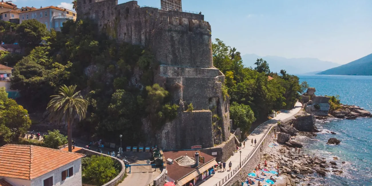 Crna Gora, Španjola, Kanli Kule, Forte Mare, Herceg Novi, Herceg Novi tvrđave, Herceg Novi kule, Bokokotorski zaljev, Tvrđava Forte Mare, kula Forte Mare, Morska tvrđava, Tvrtko I Kotromanić, Kula Apasbase, Herceg Novi kino, najstarije kino na otvorenom, najstarije kino na otvorenom u Europi,  Montenegro, Španjola, Kanli Towers, Forte Mare, Herceg Novi, Herceg Novi Fortresses, Herceg Novi Towers, Bokokotor Bay, Forte Mare Fortress, Forte Mare Tower, Sea Fortress, Tvrtko I Kotromanić, Apasbase Tower, Herceg Novi Cinema, the oldest cinema in open air, the oldest open air cinema in Europe,