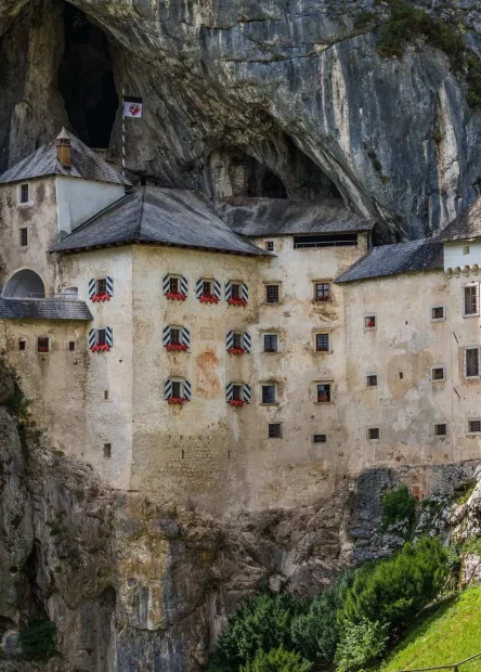 Slovenija, Predjamski dvorac, Predjamski grad, najpoznatiji slovenski dvorci, slovenski dvorci,  dvorac predjama, Zašto je Predjamski dvorac  poznat, po čemu je Predjamski dvorac  poznat, povijest Predjamskog dvorca, Predjamski dvorac wikipedia, Predjamski grad wikipedia, Erazmo Predjamski, predjamski dvorac legenda, predjamski grad legenda, Erazmo Predjamski legenda, Vitezi od Adelsberga, Guinnessova knjigu rekorda, Predjamski dvorac Guinnessovu knjigu rekorda, slovenski Robin Hood, Postojnska jama, Predjamski dvorac grad, Predjamski dvorac Igra prijestolja, vitez Erazem Predjamski, fotografije Predjamskog dvorca, povijest Predjamskog dvorca, vještice u Predjamskom dvorcu, gdje se nalazi Predjamski grad, ulaznice za postojnsku pećinu, Slovenia, Predjama castle, Predjama town, the most famous Slovenian castles, Slovenian castles, Predjamski castle, Why is Predjama castle famous, what is Predjama castle famous for, history of Predjama castle, Predjama castle wikipedia, Predjama town wikipedia, Erasmo Predjamski, Predjama castle legend, Predjama town legend, Erasmo Predjama legend, Knights of Adelsberg, Guinness book of records, Predjama castle Guinness Book of Records, Slovenian Robin Hood, Postojna Cave, Predjama Castle Game of Thrones, knight Erazem Predjamski, photos of Predjama Castle, history of Predjama Castle, witches in Predjama Castle, where Predjama Castle is located, tickets to Postojna Cave, Predjama Castle Game of Thrones, Knight Erazem of Predjama,Predjama castle photos, Predjama Castle history, predjama castle witches, where is predjama castle, postojna cave tickets