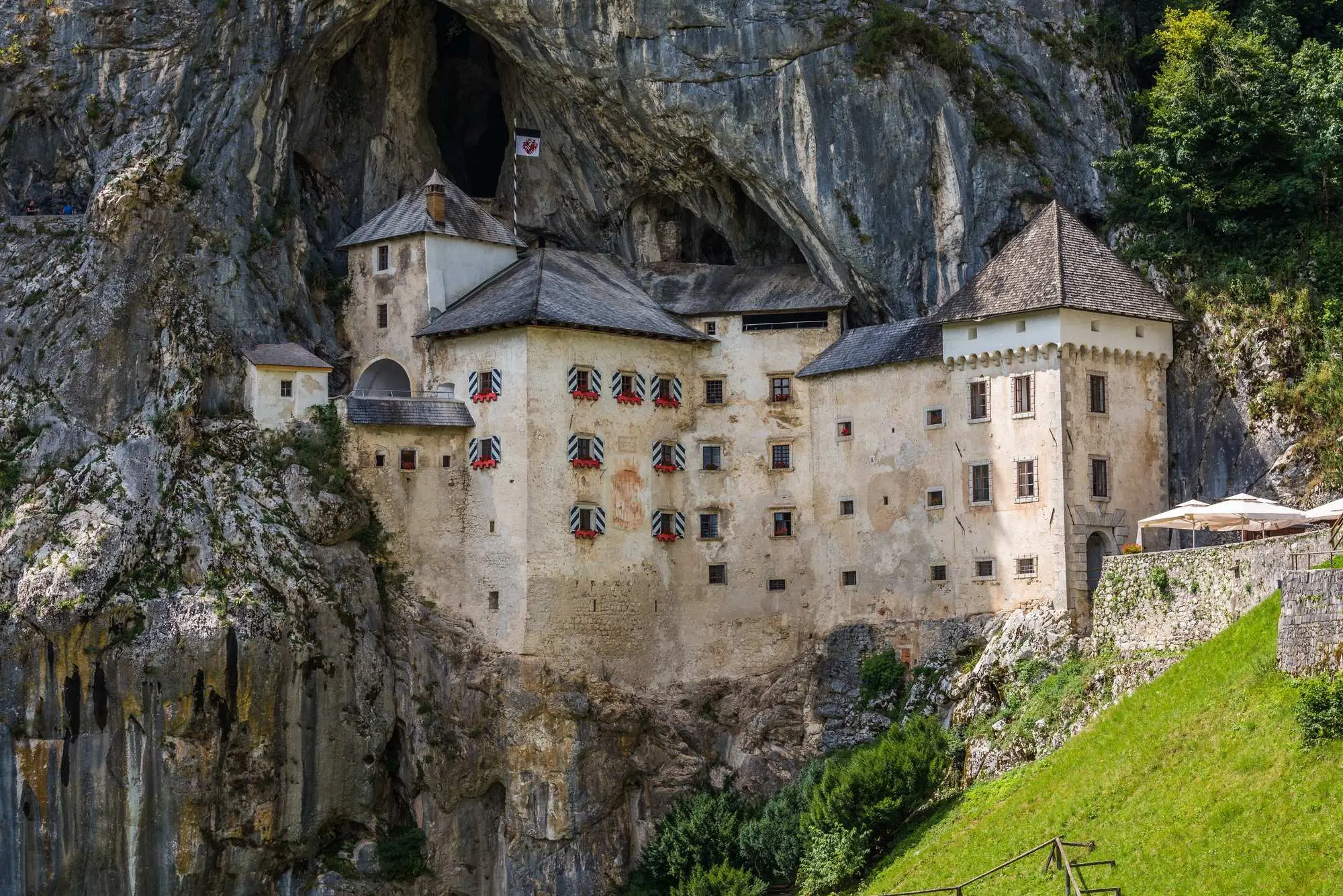 Slovenija, Predjamski dvorac, Predjamski grad, najpoznatiji slovenski dvorci, slovenski dvorci,  dvorac predjama, Zašto je Predjamski dvorac  poznat, po čemu je Predjamski dvorac  poznat, povijest Predjamskog dvorca, Predjamski dvorac wikipedia, Predjamski grad wikipedia, Erazmo Predjamski, predjamski dvorac legenda, predjamski grad legenda, Erazmo Predjamski legenda, Vitezi od Adelsberga, Guinnessova knjigu rekorda, Predjamski dvorac Guinnessovu knjigu rekorda, slovenski Robin Hood, Postojnska jama, Predjamski dvorac grad, Predjamski dvorac Igra prijestolja, vitez Erazem Predjamski, fotografije Predjamskog dvorca, povijest Predjamskog dvorca, vještice u Predjamskom dvorcu, gdje se nalazi Predjamski grad, ulaznice za postojnsku pećinu, Slovenia, Predjama castle, Predjama town, the most famous Slovenian castles, Slovenian castles, Predjamski castle, Why is Predjama castle famous, what is Predjama castle famous for, history of Predjama castle, Predjama castle wikipedia, Predjama town wikipedia, Erasmo Predjamski, Predjama castle legend, Predjama town legend, Erasmo Predjama legend, Knights of Adelsberg, Guinness book of records, Predjama castle Guinness Book of Records, Slovenian Robin Hood, Postojna Cave, Predjama Castle Game of Thrones, knight Erazem Predjamski, photos of Predjama Castle, history of Predjama Castle, witches in Predjama Castle, where Predjama Castle is located, tickets to Postojna Cave, Predjama Castle Game of Thrones, Knight Erazem of Predjama,Predjama castle photos, Predjama Castle history, predjama castle witches, where is predjama castle, postojna cave tickets