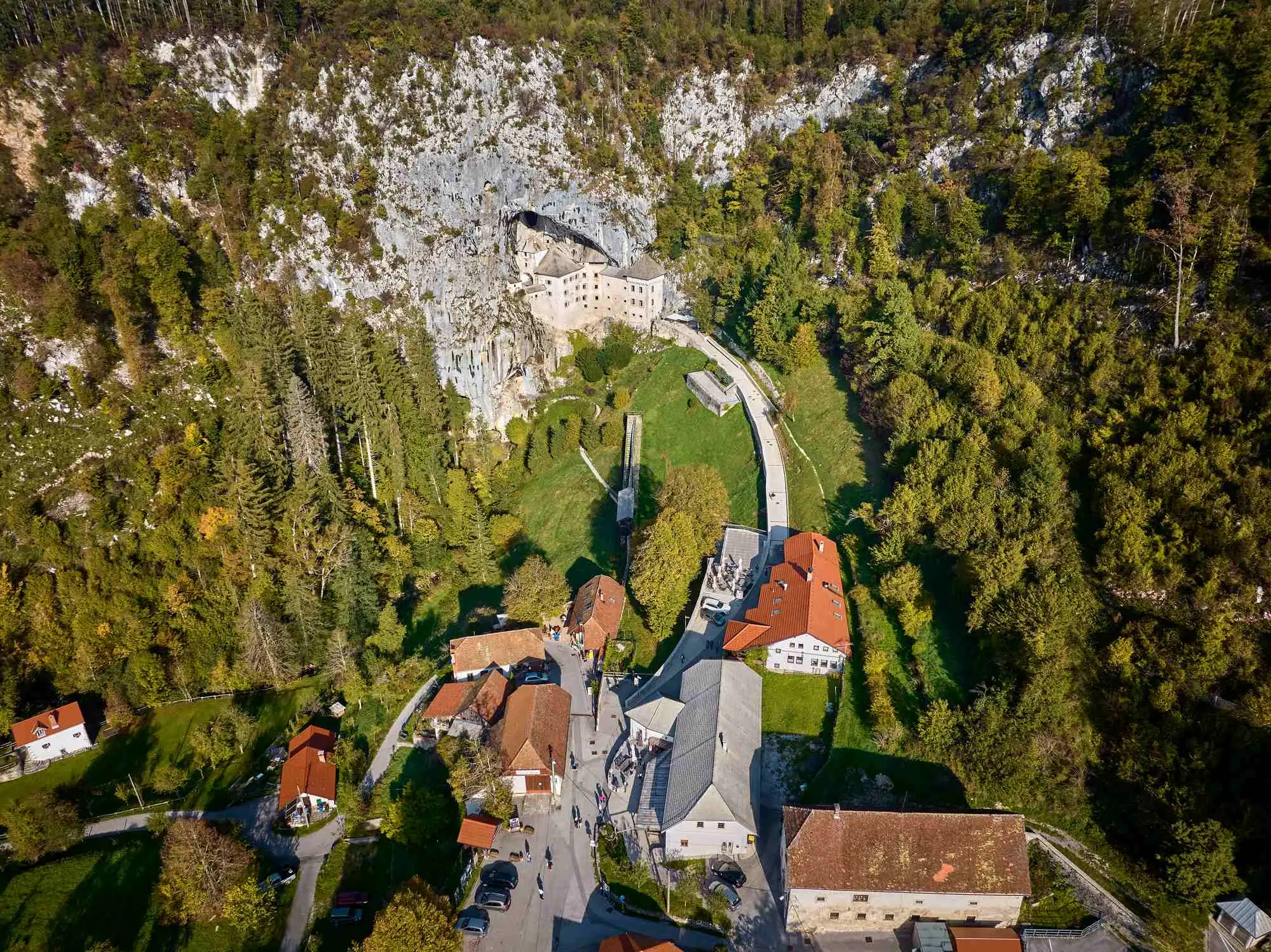 Slovenija, Predjamski dvorac, Predjamski grad, najpoznatiji slovenski dvorci, slovenski dvorci, dvorac predjama, Zašto je Predjamski dvorac poznat, po čemu je Predjamski dvorac poznat, povijest Predjamskog dvorca, Predjamski dvorac wikipedia, Predjamski grad wikipedia, Erazmo Predjamski, predjamski dvorac legenda, predjamski grad legenda, Erazmo Predjamski legenda, Vitezi od Adelsberga, Guinnessova knjigu rekorda, Predjamski dvorac Guinnessovu knjigu rekorda, slovenski Robin Hood, Postojnska jama, Predjamski dvorac grad, Predjamski dvorac Igra prijestolja, vitez Erazem Predjamski, fotografije Predjamskog dvorca, povijest Predjamskog dvorca, vještice u Predjamskom dvorcu, gdje se nalazi Predjamski grad, ulaznice za postojnsku pećinu, Slovenia, Predjama castle, Predjama town, the most famous Slovenian castles, Slovenian castles, Predjamski castle, Why is Predjama castle famous, what is Predjama castle famous for, history of Predjama castle, Predjama castle wikipedia, Predjama town wikipedia, Erasmo Predjamski, Predjama castle legend, Predjama town legend, Erasmo Predjama legend, Knights of Adelsberg, Guinness book of records, Predjama castle Guinness Book of Records, Slovenian Robin Hood, Postojna Cave, Predjama Castle Game of Thrones, knight Erazem Predjamski, photos of Predjama Castle, history of Predjama Castle, witches in Predjama Castle, where Predjama Castle is located, tickets to Postojna Cave, Predjama Castle Game of Thrones, Knight Erazem of Predjama,Predjama castle photos, Predjama Castle history, predjama castle witches, where is predjama castle, postojna cave tickets