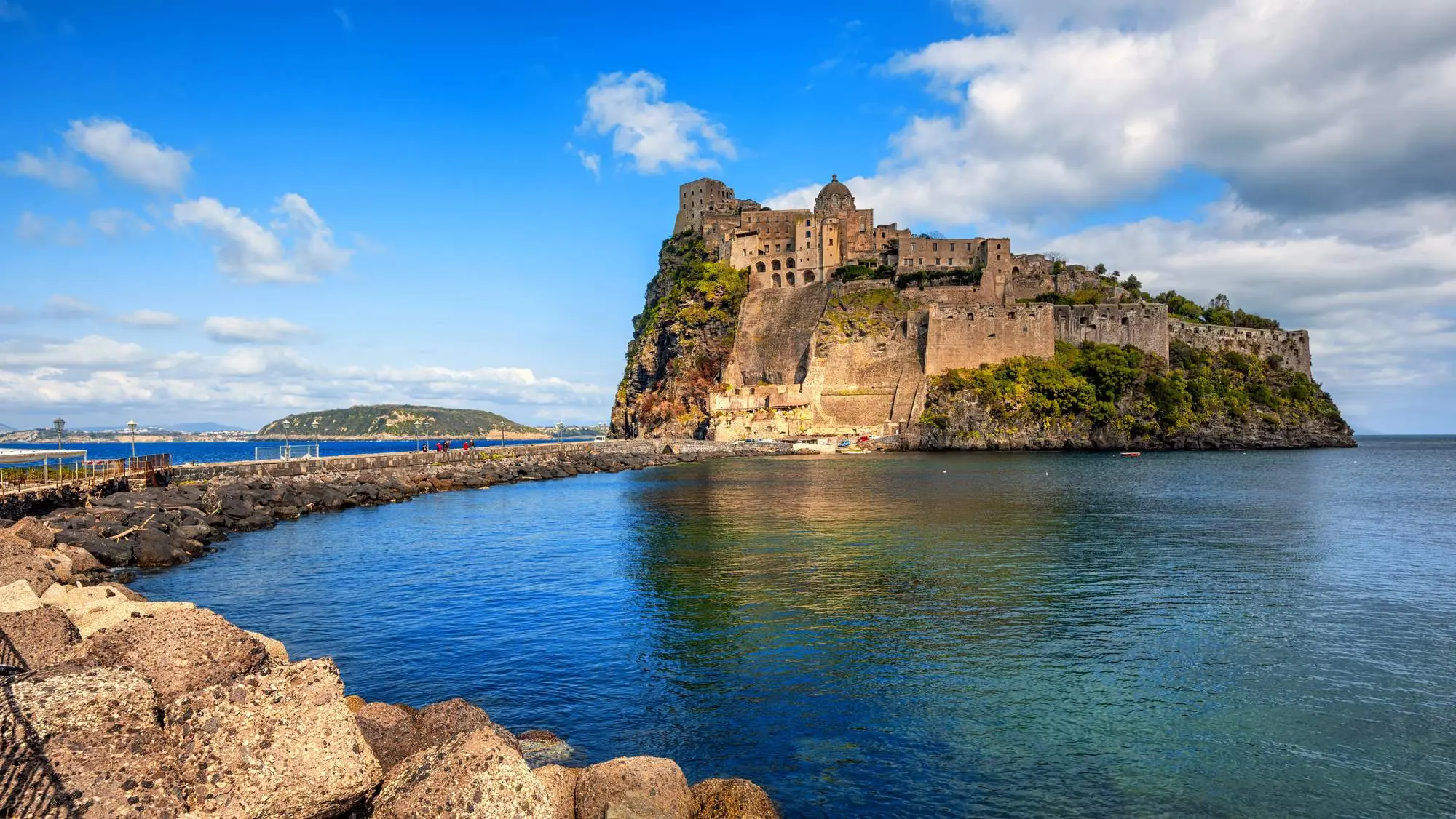 Italija, Italija tvrđave, Italija dvorci, deset najzanimljivijih tvrđava u Italiji, 10 najzanimljivijih tvrđava u Italiji, tvrđave u italiji, Dvorac Miramare, Castello di Miramare, Zamak del Monte, Castel del Monte, Barlette, Tvrđava Calascio, Rocca Calascio,Dvorac Estense, Castello Estense, Kaštel Sant'Angelo, Castel Sant'Angelo, Tvrđava Scaliger, Castello Scaligero, Sirmione, Tvrđava Bard, Forte di Bard, Kuća Savoja, Dvorac Fenis, Castello di Fénis, Aragonski dvorac, Castello Aragonese, Ischia, Dvorac Brolio, Castello di Brolio, najstarija vinarija u Italiji, Italy, Italy fortresses, Italy castles, ten most interesting fortresses in Italy, 10 most interesting fortresses in Italy, fortresses in Italy, Miramare Castle, Castello di Miramare, Zamak del Monte, Castel del Monte, Barlette, Calascio Fortress, Rocca Calascio, Estense Castle, Castello Estense, Castel Sant'Angelo, Castel Sant'Angelo, Scaliger Fortress, Castello Scaligero, Sirmione, Bard Fortress, Forte di Bard, House of Savoy, Fenis Castle, Castello di Fénis, Aragonese Castle, Castello Aragonese, Ischia, Brolio Castle, Castello di Brolio, oldest winery in Italy,
