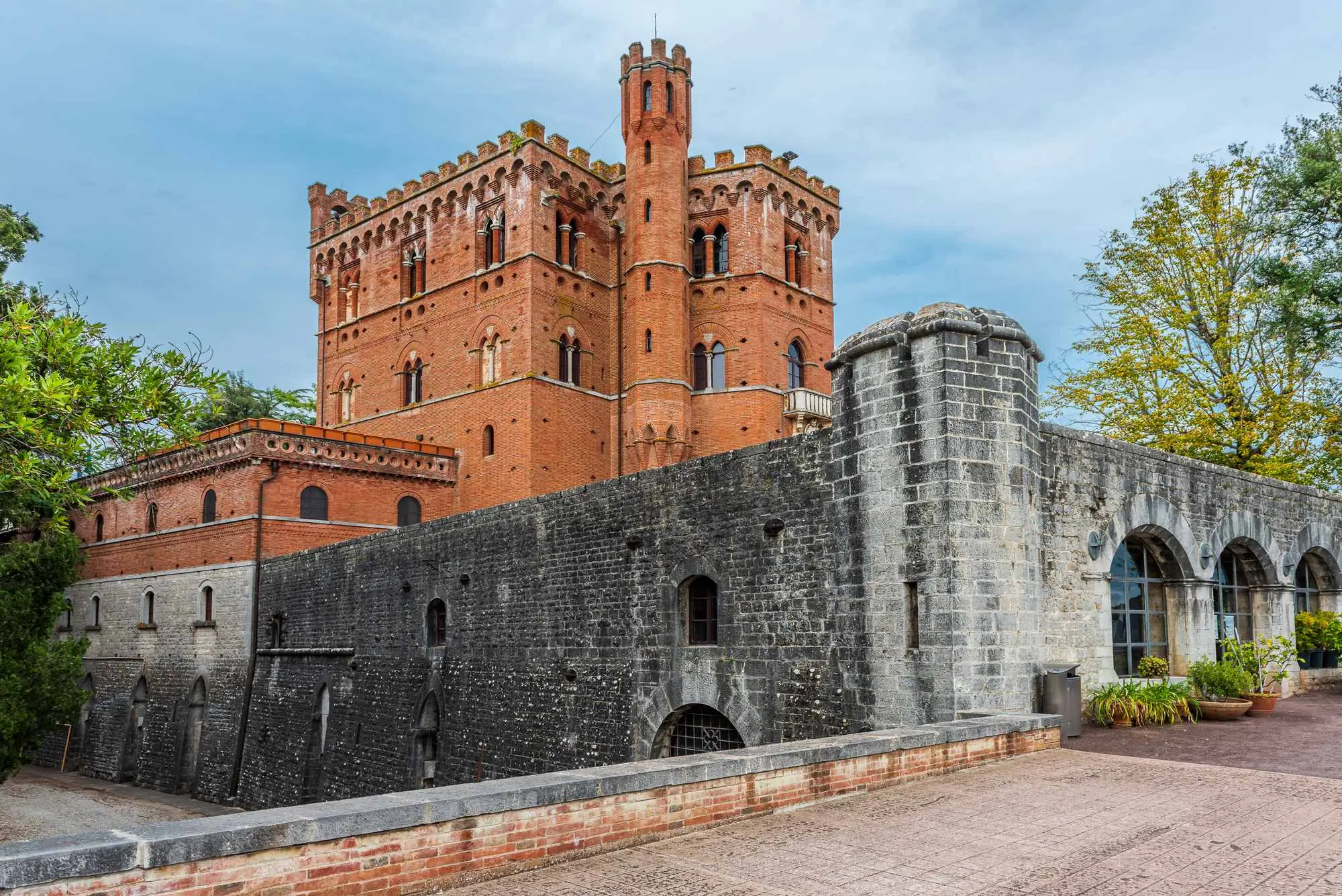 Italija, Italija tvrđave, Italija dvorci, deset najzanimljivijih tvrđava u Italiji, 10 najzanimljivijih tvrđava u Italiji, tvrđave u italiji, Dvorac Miramare, Castello di Miramare, Zamak del Monte, Castel del Monte, Barlette, Tvrđava Calascio, Rocca Calascio,Dvorac Estense, Castello Estense, Kaštel Sant'Angelo, Castel Sant'Angelo, Tvrđava Scaliger, Castello Scaligero, Sirmione, Tvrđava Bard, Forte di Bard, Kuća Savoja, Dvorac Fenis, Castello di Fénis, Aragonski dvorac, Castello Aragonese, Ischia, Dvorac Brolio, Castello di Brolio, najstarija vinarija u Italiji, Italy, Italy fortresses, Italy castles, ten most interesting fortresses in Italy, 10 most interesting fortresses in Italy, fortresses in Italy, Miramare Castle, Castello di Miramare, Zamak del Monte, Castel del Monte, Barlette, Calascio Fortress, Rocca Calascio, Estense Castle, Castello Estense, Castel Sant'Angelo, Castel Sant'Angelo, Scaliger Fortress, Castello Scaligero, Sirmione, Bard Fortress, Forte di Bard, House of Savoy, Fenis Castle, Castello di Fénis, Aragonese Castle, Castello Aragonese, Ischia, Brolio Castle, Castello di Brolio, oldest winery in Italy,