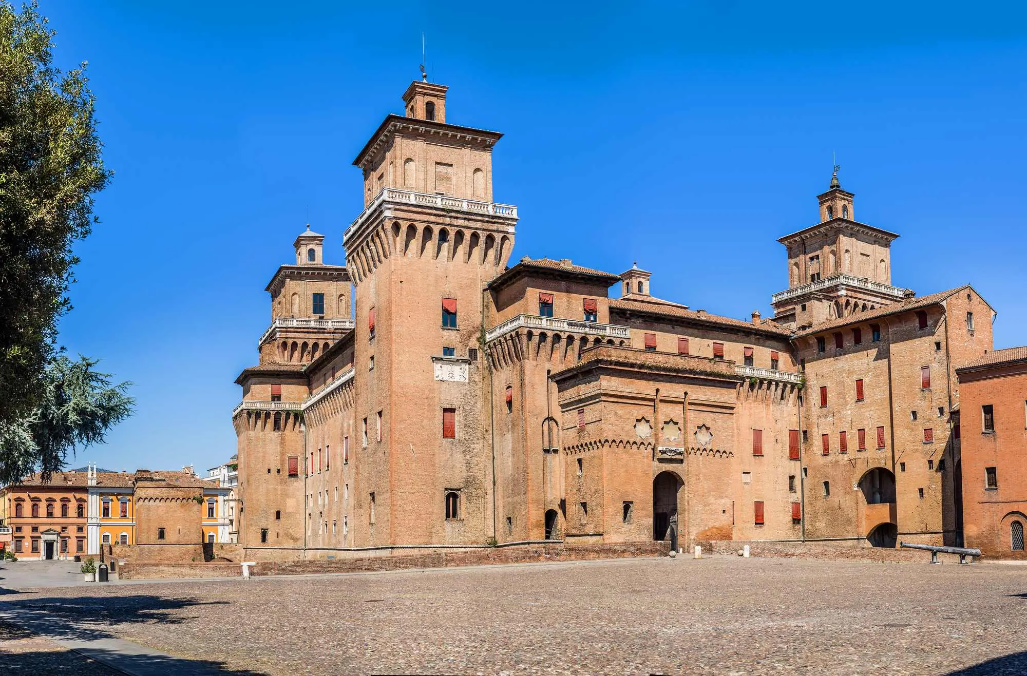 Italija, Italija tvrđave, Italija dvorci, deset najzanimljivijih tvrđava u Italiji, 10 najzanimljivijih tvrđava u Italiji, tvrđave u italiji, Dvorac Miramare, Castello di Miramare, Zamak del Monte, Castel del Monte, Barlette, Tvrđava Calascio, Rocca Calascio,Dvorac Estense, Castello Estense, Kaštel Sant'Angelo, Castel Sant'Angelo, Tvrđava Scaliger, Castello Scaligero, Sirmione, Tvrđava Bard, Forte di Bard, Kuća Savoja, Dvorac Fenis, Castello di Fénis, Aragonski dvorac, Castello Aragonese, Ischia, Dvorac Brolio, Castello di Brolio, najstarija vinarija u Italiji, Italy, Italy fortresses, Italy castles, ten most interesting fortresses in Italy, 10 most interesting fortresses in Italy, fortresses in Italy, Miramare Castle, Castello di Miramare, Zamak del Monte, Castel del Monte, Barlette, Calascio Fortress, Rocca Calascio, Estense Castle, Castello Estense, Castel Sant'Angelo, Castel Sant'Angelo, Scaliger Fortress, Castello Scaligero, Sirmione, Bard Fortress, Forte di Bard, House of Savoy, Fenis Castle, Castello di Fénis, Aragonese Castle, Castello Aragonese, Ischia, Brolio Castle, Castello di Brolio, oldest winery in Italy,