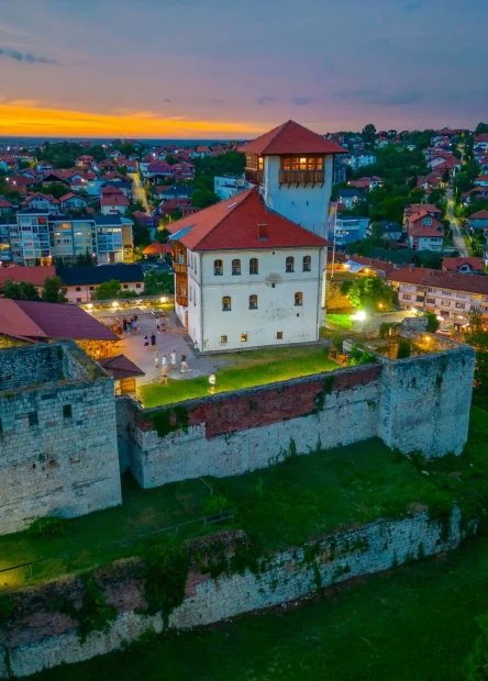 Gradačac, Stari grad Gradačac, Kula Gradačac, kula Husein-kapetana Gradaščevića, Zmaj od Bosne, utvrda Gradačac, Gradačac tvrđava, džamija sultana Mehmeda Fatiha, nacionalni spomenik Bosne i Hercegovine, muzej Husein-kapetanu Gradaščeviću, Stari grad Gradačac muzej, Bijela kula u Gradačcu, dvorci u bosni i hercegovini, tvrđave u bosni i hercegovini Gradačac, Old Town Gradačac, Gradačac Tower, Tower of Husein-Captain Gradaščević, Dragon of Bosnia, Fort Gradačac, Gradačac Fortress, Mosque of Sultan Mehmed Fatih, National Monument of Bosnia and Herzegovina, Museum of Husein-Captain Gradaščević, Old Town Gradačac Museum, White Tower in Gradačac,Gradačac castle, Gradacac, Gradacac bosnia, Gradacac castle, Castles in Bosnia and Herzegovina, Fortresses in Bosnia and Herzegovina
