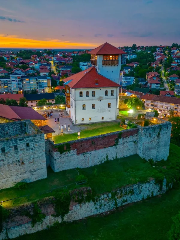 Gradačac, Stari grad Gradačac, Kula Gradačac, kula Husein-kapetana Gradaščevića, Zmaj od Bosne, utvrda Gradačac, Gradačac tvrđava, džamija sultana Mehmeda Fatiha, nacionalni spomenik Bosne i Hercegovine, muzej Husein-kapetanu Gradaščeviću, Stari grad Gradačac muzej, Bijela kula u Gradačcu, dvorci u bosni i hercegovini, tvrđave u bosni i hercegovini Gradačac, Old Town Gradačac, Gradačac Tower, Tower of Husein-Captain Gradaščević, Dragon of Bosnia, Fort Gradačac, Gradačac Fortress, Mosque of Sultan Mehmed Fatih, National Monument of Bosnia and Herzegovina, Museum of Husein-Captain Gradaščević, Old Town Gradačac Museum, White Tower in Gradačac,Gradačac castle, Gradacac, Gradacac bosnia, Gradacac castle, Castles in Bosnia and Herzegovina, Fortresses in Bosnia and Herzegovina