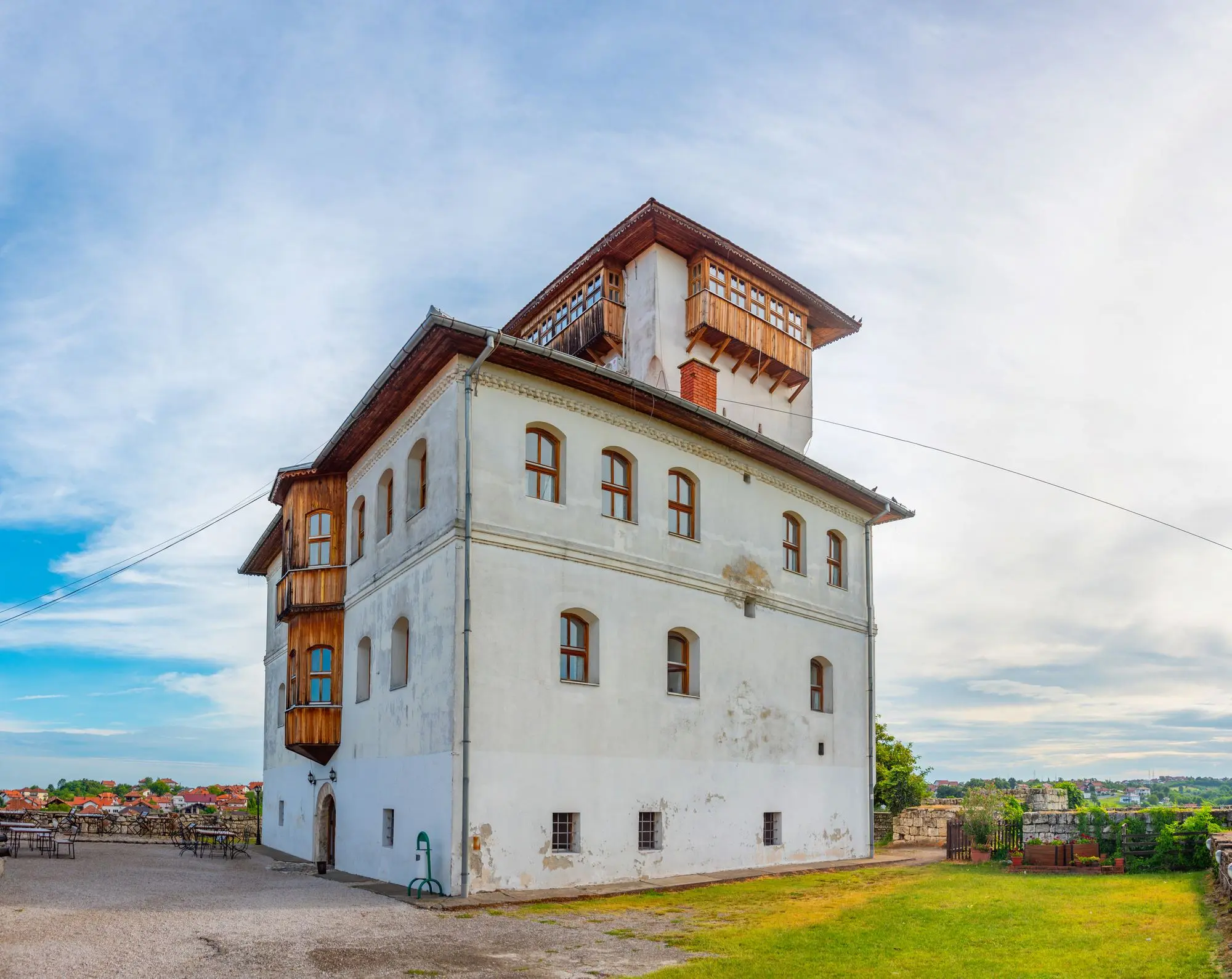 Gradačac, Stari grad Gradačac, Kula Gradačac, kula Husein-kapetana Gradaščevića, Zmaj od Bosne, utvrda Gradačac, Gradačac tvrđava, džamija sultana Mehmeda Fatiha, nacionalni spomenik Bosne i Hercegovine, muzej Husein-kapetanu Gradaščeviću, Stari grad Gradačac muzej, Bijela kula u Gradačcu, dvorci u bosni i hercegovini, tvrđave u bosni i hercegoviniGradačac, Old Town Gradačac, Gradačac Tower, Tower of Husein-Captain Gradaščević, Dragon of Bosnia, Fort Gradačac, Gradačac Fortress, Mosque of Sultan Mehmed Fatih, National Monument of Bosnia and Herzegovina, Museum of Husein-Captain Gradaščević, Old Town Gradačac Museum, White Tower in Gradačac,Gradačac castle, Gradacac, Gradacac bosnia, Gradacac castle, Castles in Bosnia and Herzegovina, Fortresses in Bosnia and Herzegovina