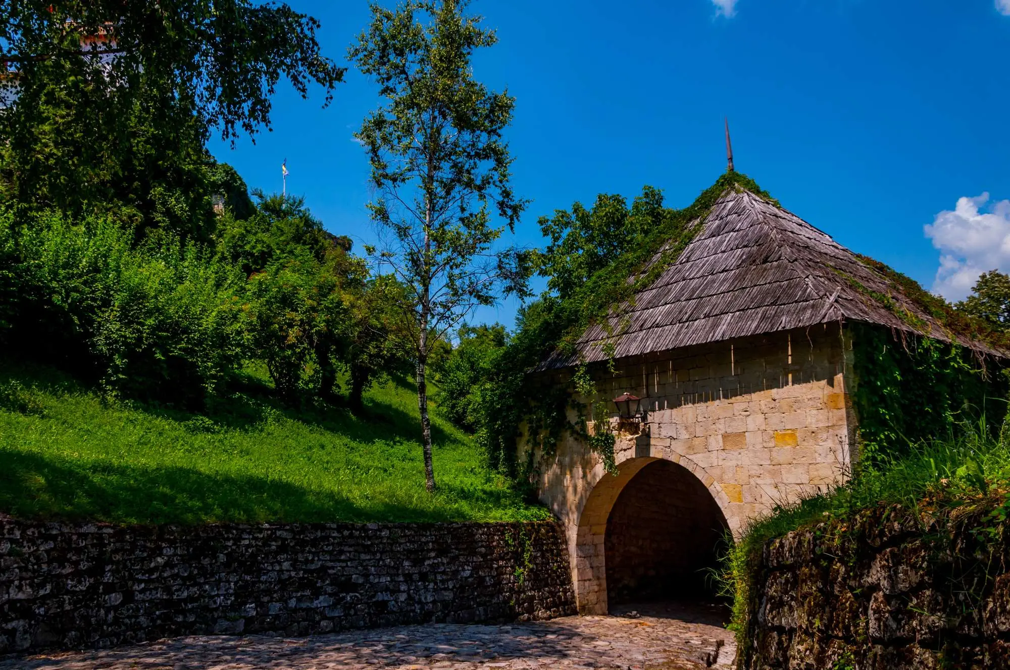 Gradačac, Stari grad Gradačac, Kula Gradačac, kula Husein-kapetana Gradaščevića, Zmaj od Bosne, utvrda Gradačac, Gradačac tvrđava, džamija sultana Mehmeda Fatiha, nacionalni spomenik Bosne i Hercegovine, muzej Husein-kapetanu Gradaščeviću, Stari grad Gradačac muzej, Bijela kula u Gradačcu, dvorci u bosni i hercegovini, tvrđave u bosni i hercegoviniGradačac, Old Town Gradačac, Gradačac Tower, Tower of Husein-Captain Gradaščević, Dragon of Bosnia, Fort Gradačac, Gradačac Fortress, Mosque of Sultan Mehmed Fatih, National Monument of Bosnia and Herzegovina, Museum of Husein-Captain Gradaščević, Old Town Gradačac Museum, White Tower in Gradačac,Gradačac castle, Gradacac, Gradacac bosnia, Gradacac castle, Castles in Bosnia and Herzegovina, Fortresses in Bosnia and Herzegovina