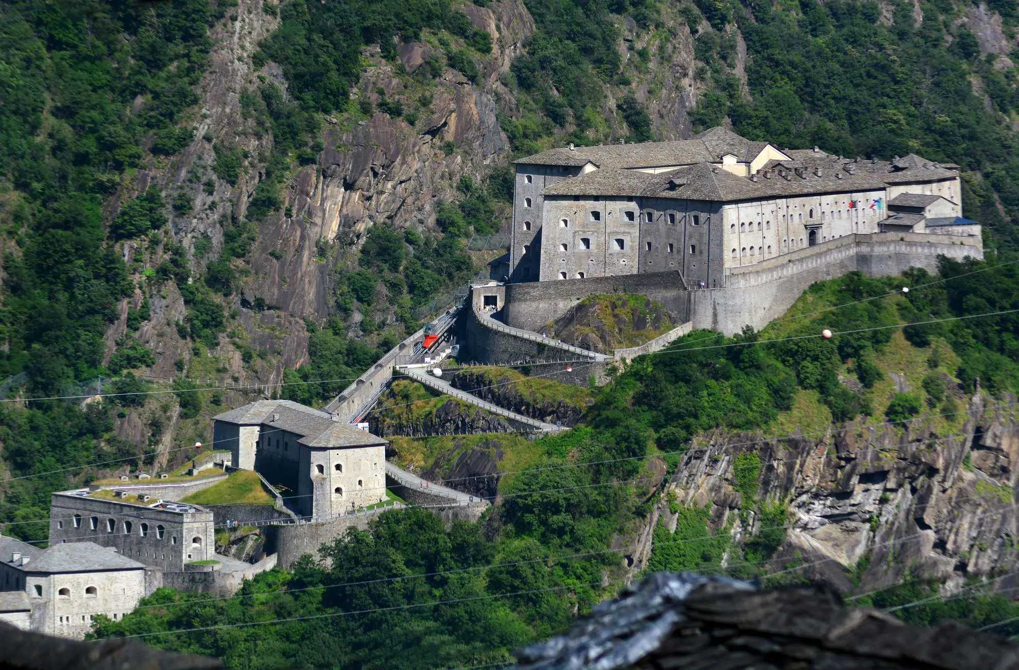 Italija, Italija tvrđave, Italija dvorci, deset najzanimljivijih tvrđava u Italiji, 10 najzanimljivijih tvrđava u Italiji, tvrđave u italiji, Dvorac Miramare, Castello di Miramare, Zamak del Monte, Castel del Monte, Barlette, Tvrđava Calascio, Rocca Calascio,Dvorac Estense, Castello Estense, Kaštel Sant'Angelo, Castel Sant'Angelo, Tvrđava Scaliger, Castello Scaligero, Sirmione, Tvrđava Bard, Forte di Bard, Kuća Savoja, Dvorac Fenis, Castello di Fénis, Aragonski dvorac, Castello Aragonese, Ischia, Dvorac Brolio, Castello di Brolio, najstarija vinarija u Italiji, Italy, Italy fortresses, Italy castles, ten most interesting fortresses in Italy, 10 most interesting fortresses in Italy, fortresses in Italy, Miramare Castle, Castello di Miramare, Zamak del Monte, Castel del Monte, Barlette, Calascio Fortress, Rocca Calascio, Estense Castle, Castello Estense, Castel Sant'Angelo, Castel Sant'Angelo, Scaliger Fortress, Castello Scaligero, Sirmione, Bard Fortress, Forte di Bard, House of Savoy, Fenis Castle, Castello di Fénis, Aragonese Castle, Castello Aragonese, Ischia, Brolio Castle, Castello di Brolio, oldest winery in Italy,