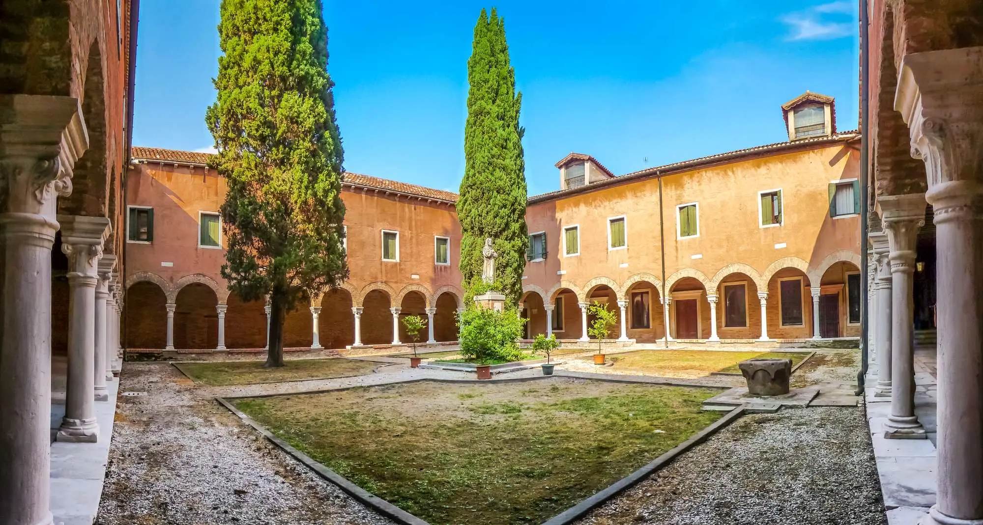 Venecija, grad na vodi, najposjećenija mjesta na svijetu, gondola, Trg svetog Marka Venecija, Ducale, most Rialto, palača Ducale, Venecija skriveni dragulji, Libreria Acqua Alta, San Francesco della Vigna, Squero di San Trovaso, Fondaco dei Tedeschi, Otok San Michele, pet skrivenih mjesta u venenciji, skrivena mjesta u veneciji, skriveni dragulji venecija, što vidjeti u veneciji, što raditi u veneciji, Venice, city on the water, most visited places in the world, gondola, St. Mark's Square Venice, Ducale, Rialto Bridge, Ducale Palace, Venice hidden gems, Libreria Acqua Alta, San Francesco della Vigna, Squero di San Trovaso, Fondaco dei Tedeschi, San Michele Island, five hidden places in Venice, hidden places in Venice, hidden gems of Venice, what to see in Venice, what to do in Venice,