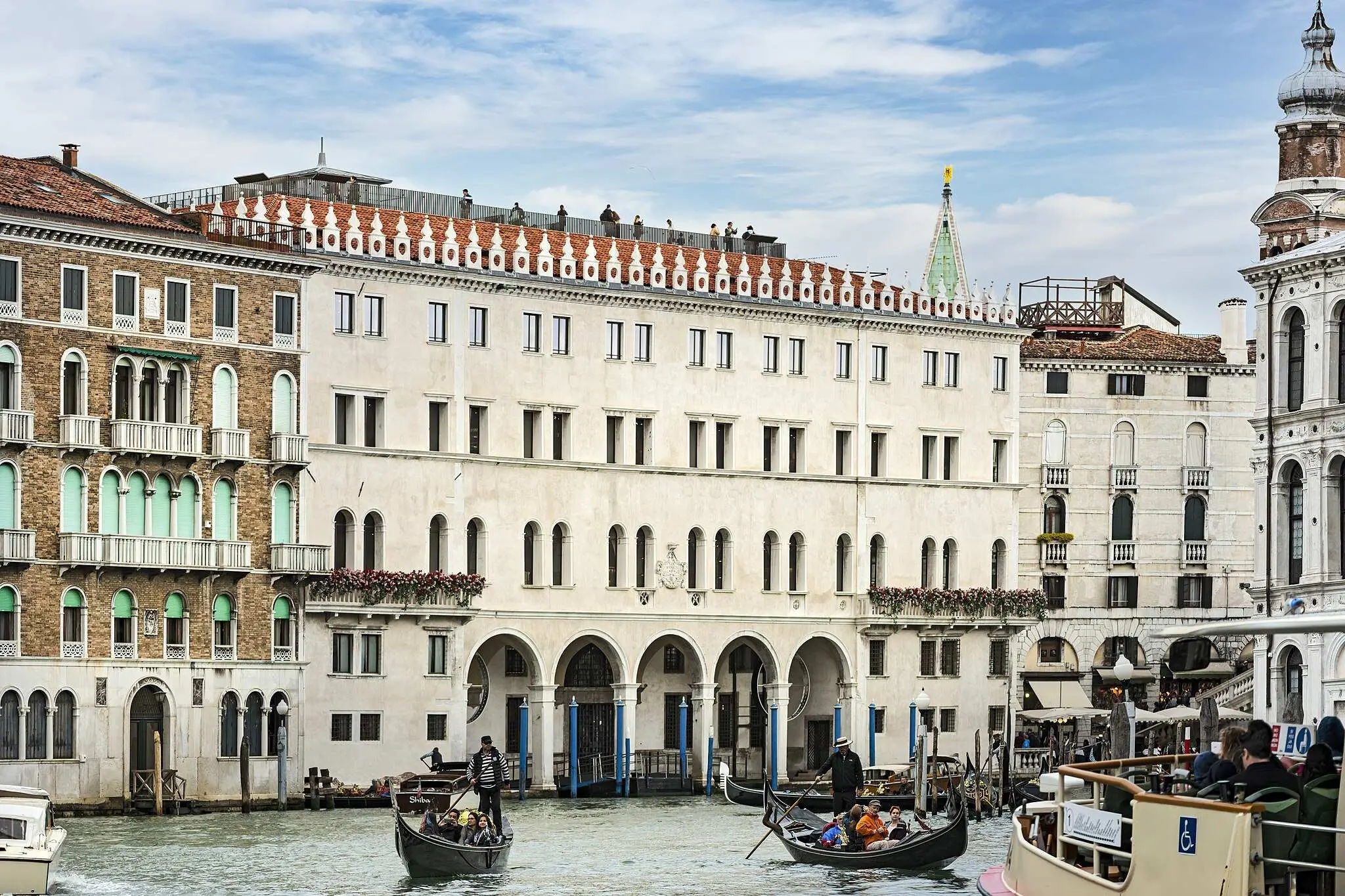 Venecija, grad na vodi, najposjećenija mjesta na svijetu, gondola, Trg svetog Marka Venecija, Ducale, most Rialto, palača Ducale, Venecija skriveni dragulji, Libreria Acqua Alta, San Francesco della Vigna, Squero di San Trovaso, Fondaco dei Tedeschi, Otok San Michele, pet skrivenih mjesta u venenciji, skrivena mjesta u veneciji, skriveni dragulji venecija, što vidjeti u veneciji, što raditi u veneciji, Venice, city on the water, most visited places in the world, gondola, St. Mark's Square Venice, Ducale, Rialto Bridge, Ducale Palace, Venice hidden gems, Libreria Acqua Alta, San Francesco della Vigna, Squero di San Trovaso, Fondaco dei Tedeschi, San Michele Island, five hidden places in Venice, hidden places in Venice, hidden gems of Venice, what to see in Venice, what to do in Venice,