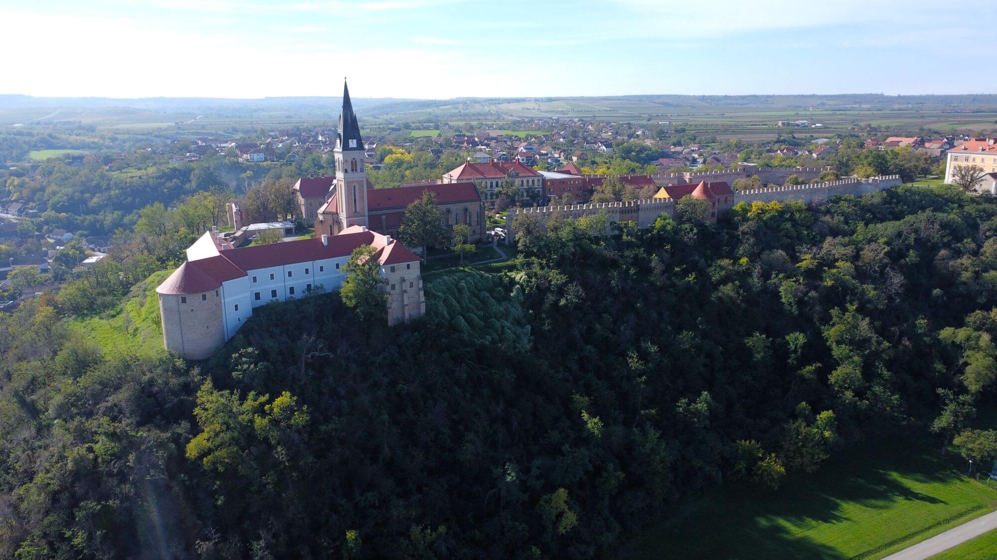 Ilok, east of Croatia, Danube, Danube river, Syrmia, Fruška Gora, Wjlok, Wylhoc, Iwnlak, Nikola Iločki, St. John of Capistrano, church of St. John of Capistrano, Dunavac, Hotel Dunav, Ilok, istok Hrvatske, Dunav, rijeka Dunav, Srijem, Fruška Gora, Wjlok, Wylhoc, Iwnlak, Nikola Iločki, Sveti Ivan Kapistran, crkva Svetog Ivana Kapistrana, Dunavac, Hotel Dunav,