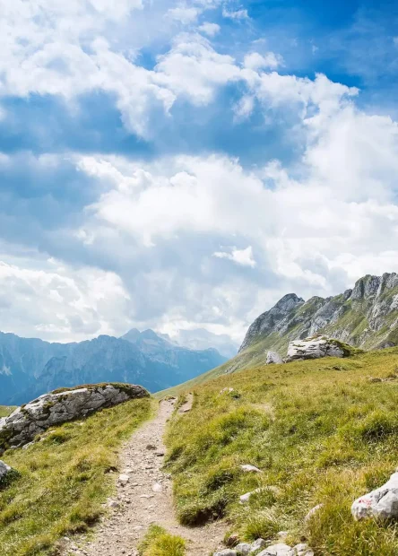 Julijske Alpe, Europa, planinski lanac, najviši vrh Julijskih Alpa, najviši vrh Slovenija, Triglav, Škrlatica, kraljica slovenskih planina, Mangart, Jalovec, najljepša planina Julijskih Alpa, najljepš vrhovi Julijskih Alpa, Razor, Prisojnik, Ajdovska deklica, Krn, Soča, dolina Soče, Jôf Fuart, Jôf di Montasio, Bohinjsko jezero, slap Savica, Krnsko jezero, najveće planinsko jezero u Sloveniji, jezero Zelenci, slap Peričnik, Zlatorog,  Julian Alps, Europe, mountain range, the highest peak of the Julian Alps, the highest peak Slovenia, Triglav, Škrlatica, the queen of the Slovenian mountains, Mangart, Jalovec, the most beautiful mountain of the Julian Alps, the most beautiful peaks of the Julian Alps, Razor, Prisojnik, Ajdovska deklica, Krn, Soča, Soča valley, Jôf Fuart, Jôf di Montasio, Bohinj lake, Savica waterfall, Krnsko lake, the largest mountain lake in Slovenia, Zelenci lake, waterfall Peričnik, Golden Horn,