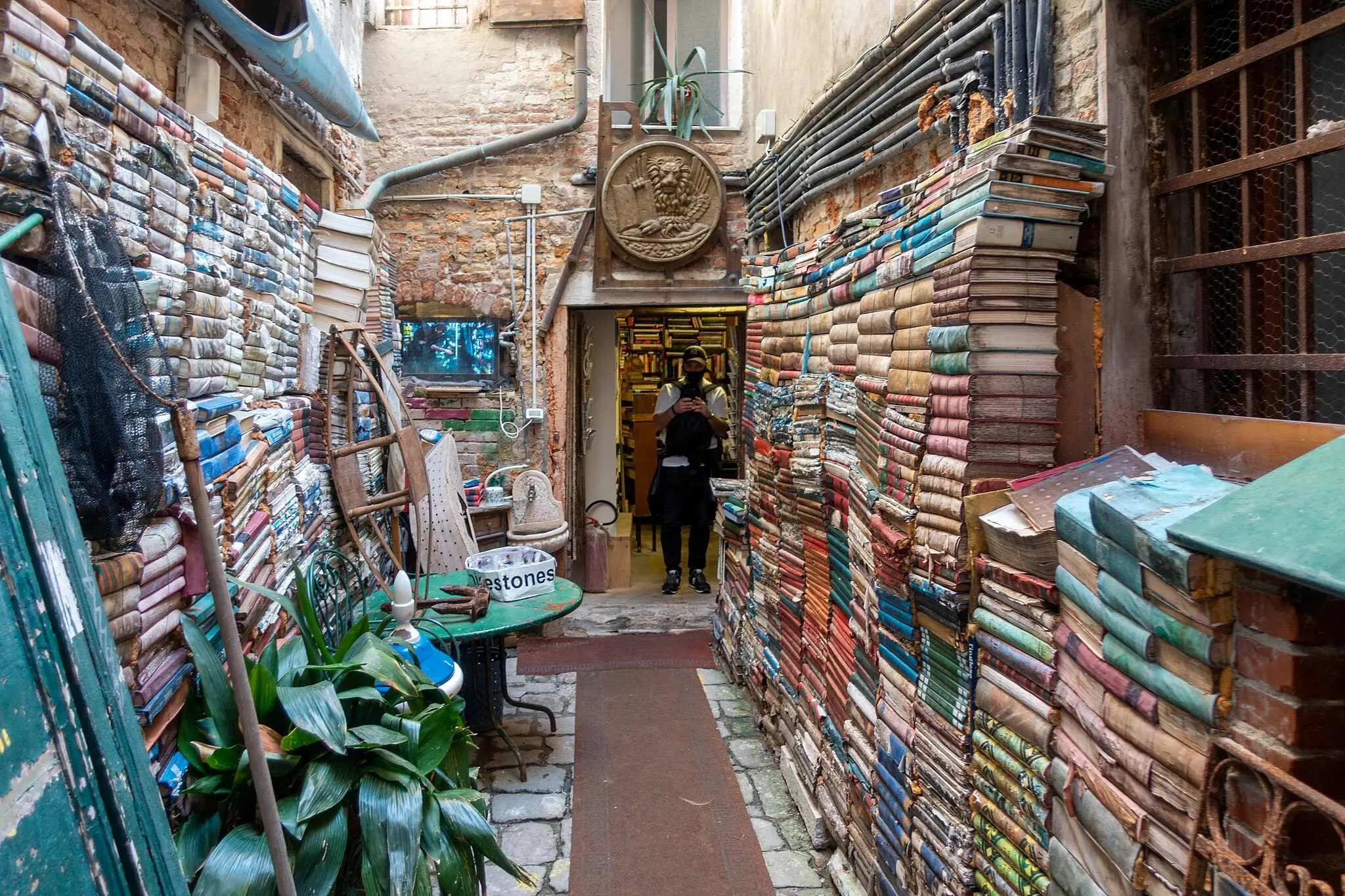 Venecija, grad na vodi, najposjećenija mjesta na svijetu, gondola, Trg svetog Marka Venecija, Ducale, most Rialto, palača Ducale, Venecija skriveni dragulji, Libreria Acqua Alta, San Francesco della Vigna, Squero di San Trovaso, Fondaco dei Tedeschi, Otok San Michele, pet skrivenih mjesta u venenciji, skrivena mjesta u veneciji, skriveni dragulji venecija, što vidjeti u veneciji, što raditi u veneciji, Venice, city on the water, most visited places in the world, gondola, St. Mark's Square Venice, Ducale, Rialto Bridge, Ducale Palace, Venice hidden gems, Libreria Acqua Alta, San Francesco della Vigna, Squero di San Trovaso, Fondaco dei Tedeschi, San Michele Island, five hidden places in Venice, hidden places in Venice, hidden gems of Venice, what to see in Venice, what to do in Venice,