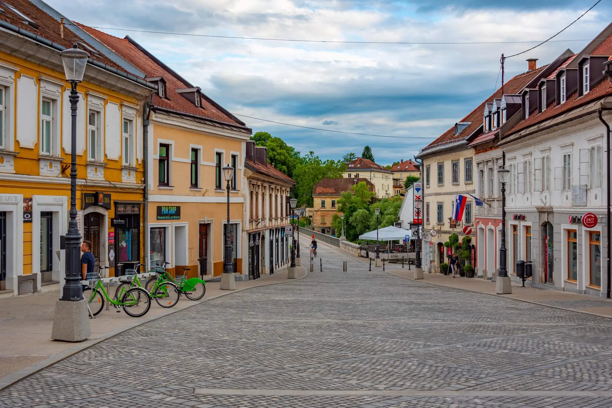 Katedrala sv. Nikole, Franjevačka crkva i samostan Novo mesto, Franjevačka crkva i samostan, najstarija knjižnica, Kandijski most, Dolenjski muzej, dvorac Otočec, jedini dvorac na vodi, vodeni dvorac, dvorac na vodi, grad Grm, Novo mesto, Novo Mesto, rijeka Krka, situle, Grad situla, Rudolfswerth, Cviček, vino Cviček, autohtono slovensko vino, Katedrala sv. Nikole Novo mesto, St. Nicholas Cathedral, Franciscan Church and Monastery Novo Mesto, Franciscan Church and Monastery, the oldest library, Kandijski Most, Dolenjski Museum, Otočec Castle, the only castle on the water, water castle, castle on the water, Grm town, Novo Mesto, Novo Mesto, Krka River, situlas, Situla Town, Rudolfswerth, Cviček, Cviček wine, indigenous Slovenian wine, Cathedral of St. Nicholas Novo mesto,