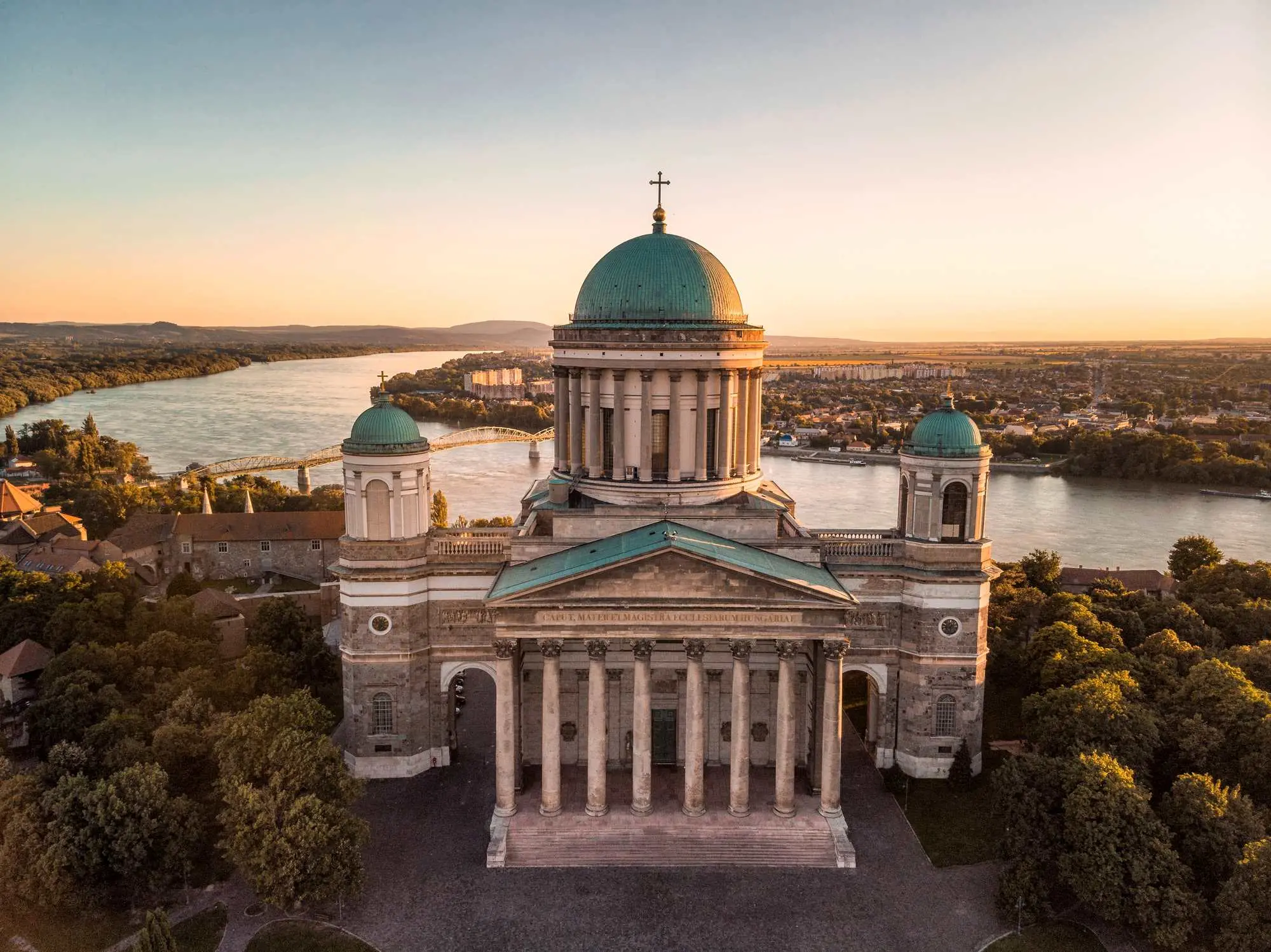 Esztergom, povijesna prijestolnica Mađarske, rijeka Dunav, najvažniji grad u Mađarskoj, najstariji grad u Mađarskoj, Esztergomska bazilika, dvorac Esztergom, Ostrogon, dvorac Ostrogon, Ostrogon bazilika, Debrecin, Debrecen, drugi najveći grad u Mađarskoj, kalvinistički Rim, Karneval cvijeća, Karneval cvijeća Debrecin, Nacionalni park Hortobágy, Aquaticum Spa centra, Segedin, Szeged, grad sunca, rijeka Tisa, katedrala Votive, Szegedski open-air festival, Pečuh, Pécs, grad vina, grad kulture, mađarska vino, mađarsko vino, tvornica keramike Zsolnay, Villány, Tihany, jezero Balaton, Balaton, lavanda mađarska, polja lavande, polja lavande mađarska, Budimpešta, Esztergom, the historical capital of Hungary, the Danube River, the most important city in Hungary, the oldest city in Hungary, Esztergom Basilica, Esztergom Castle, Ostrogon, Ostrogon Castle, Ostrogon Basilica, Debrecen, Debrecen, the second largest city in Hungary, Calvinist Rome, Carnival of Flowers, Carnival of Flowers Debrecen, Hortobágy National Park, Aquaticum Spa Center, Szeged, Szeged, the city of the sun, Tisza River, Votive Cathedral, Szeged Open-Air Festival, Pécs, Pécs, city of wine, city of culture, Hungarian wine, Hungarian wine, Zsolnay Ceramics Factory, Villány, Tihany, Lake Balaton, Balaton, Hungarian lavender, lavender fields, lavender fields Hungary, Budapest,