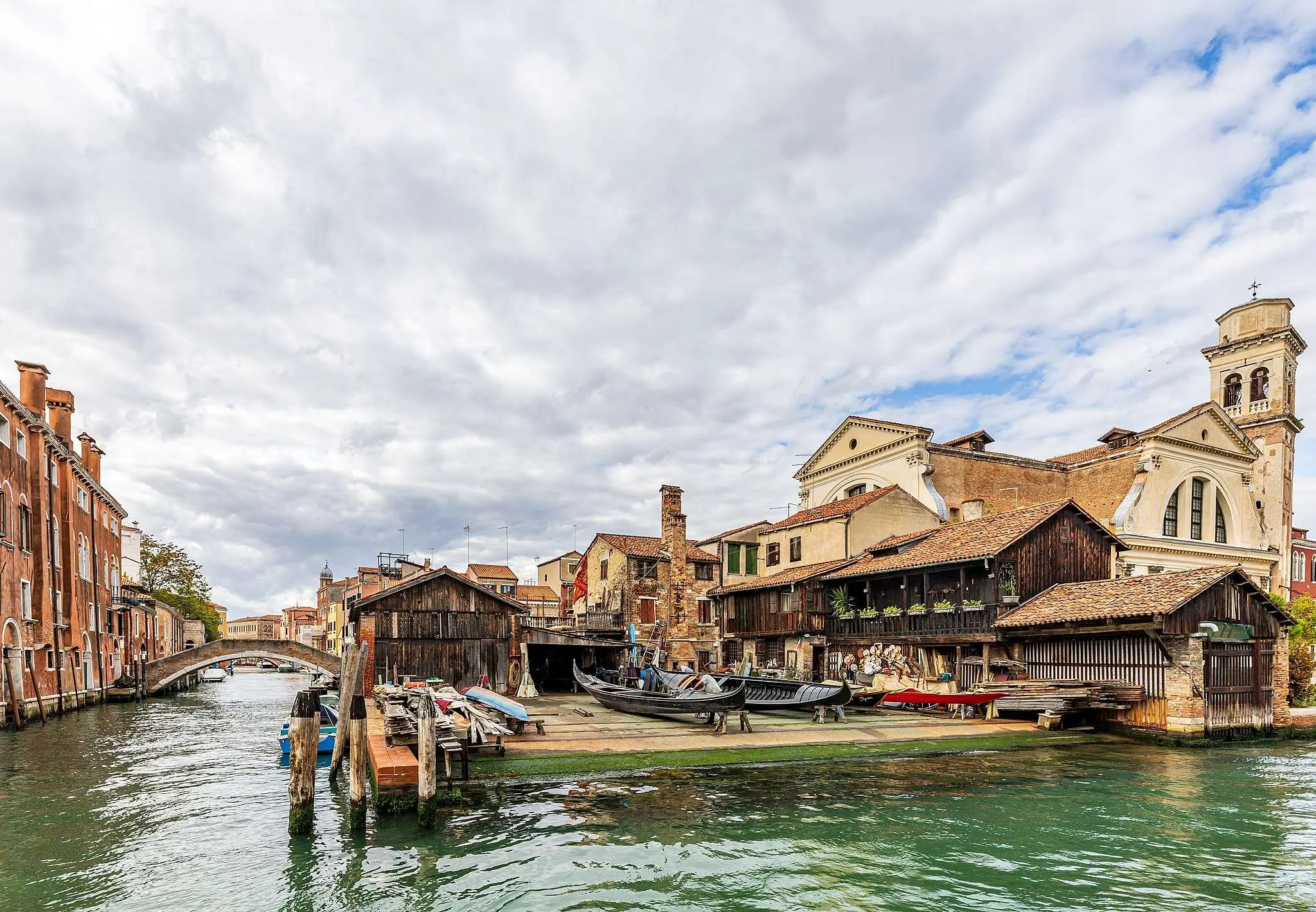 Venecija, grad na vodi, najposjećenija mjesta na svijetu, gondola, Trg svetog Marka Venecija, Ducale, most Rialto, palača Ducale, Venecija skriveni dragulji, Libreria Acqua Alta, San Francesco della Vigna, Squero di San Trovaso, Fondaco dei Tedeschi, Otok San Michele, pet skrivenih mjesta u venenciji, skrivena mjesta u veneciji, skriveni dragulji venecija, što vidjeti u veneciji, što raditi u veneciji, Venice, city on the water, most visited places in the world, gondola, St. Mark's Square Venice, Ducale, Rialto Bridge, Ducale Palace, Venice hidden gems, Libreria Acqua Alta, San Francesco della Vigna, Squero di San Trovaso, Fondaco dei Tedeschi, San Michele Island, five hidden places in Venice, hidden places in Venice, hidden gems of Venice, what to see in Venice, what to do in Venice,