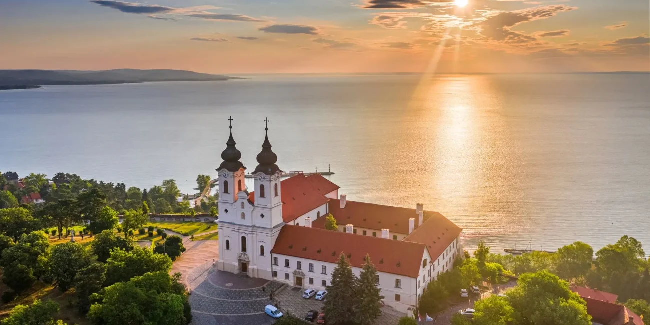 Esztergom, povijesna prijestolnica Mađarske, rijeka Dunav, najvažniji grad u Mađarskoj, najstariji grad u Mađarskoj, Esztergomska bazilika, dvorac Esztergom, Ostrogon, dvorac Ostrogon, Ostrogon bazilika, Debrecin, Debrecen, drugi najveći grad u Mađarskoj, kalvinistički Rim, Karneval cvijeća, Karneval cvijeća Debrecin, Nacionalni park Hortobágy, Aquaticum Spa centra, Segedin, Szeged, grad sunca, rijeka Tisa, katedrala Votive, Szegedski open-air festival, Pečuh, Pécs,  grad vina, grad kulture, mađarska vino, mađarsko vino, tvornica keramike Zsolnay, Villány, Tihany, jezero Balaton, Balaton, lavanda mađarska, polja lavande, polja lavande mađarska, Budimpešta,  Esztergom, the historical capital of Hungary, the Danube River, the most important city in Hungary, the oldest city in Hungary, Esztergom Basilica, Esztergom Castle, Ostrogon, Ostrogon Castle, Ostrogon Basilica, Debrecen, Debrecen, the second largest city in Hungary, Calvinist Rome, Carnival of Flowers, Carnival of Flowers Debrecen, Hortobágy National Park, Aquaticum Spa Center, Szeged, Szeged, the city of the sun, Tisza River, Votive Cathedral, Szeged Open-Air Festival, Pécs, Pécs, city of wine, city of culture, Hungarian wine, Hungarian wine, Zsolnay Ceramics Factory, Villány, Tihany, Lake Balaton, Balaton, Hungarian lavender, lavender fields, lavender fields Hungary, Budapest,