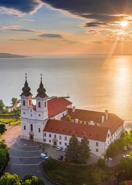 Esztergom, povijesna prijestolnica Mađarske, rijeka Dunav, najvažniji grad u Mađarskoj, najstariji grad u Mađarskoj, Esztergomska bazilika, dvorac Esztergom, Ostrogon, dvorac Ostrogon, Ostrogon bazilika, Debrecin, Debrecen, drugi najveći grad u Mađarskoj, kalvinistički Rim, Karneval cvijeća, Karneval cvijeća Debrecin, Nacionalni park Hortobágy, Aquaticum Spa centra, Segedin, Szeged, grad sunca, rijeka Tisa, katedrala Votive, Szegedski open-air festival, Pečuh, Pécs,  grad vina, grad kulture, mađarska vino, mađarsko vino, tvornica keramike Zsolnay, Villány, Tihany, jezero Balaton, Balaton, lavanda mađarska, polja lavande, polja lavande mađarska, Budimpešta,  Esztergom, the historical capital of Hungary, the Danube River, the most important city in Hungary, the oldest city in Hungary, Esztergom Basilica, Esztergom Castle, Ostrogon, Ostrogon Castle, Ostrogon Basilica, Debrecen, Debrecen, the second largest city in Hungary, Calvinist Rome, Carnival of Flowers, Carnival of Flowers Debrecen, Hortobágy National Park, Aquaticum Spa Center, Szeged, Szeged, the city of the sun, Tisza River, Votive Cathedral, Szeged Open-Air Festival, Pécs, Pécs, city of wine, city of culture, Hungarian wine, Hungarian wine, Zsolnay Ceramics Factory, Villány, Tihany, Lake Balaton, Balaton, Hungarian lavender, lavender fields, lavender fields Hungary, Budapest,