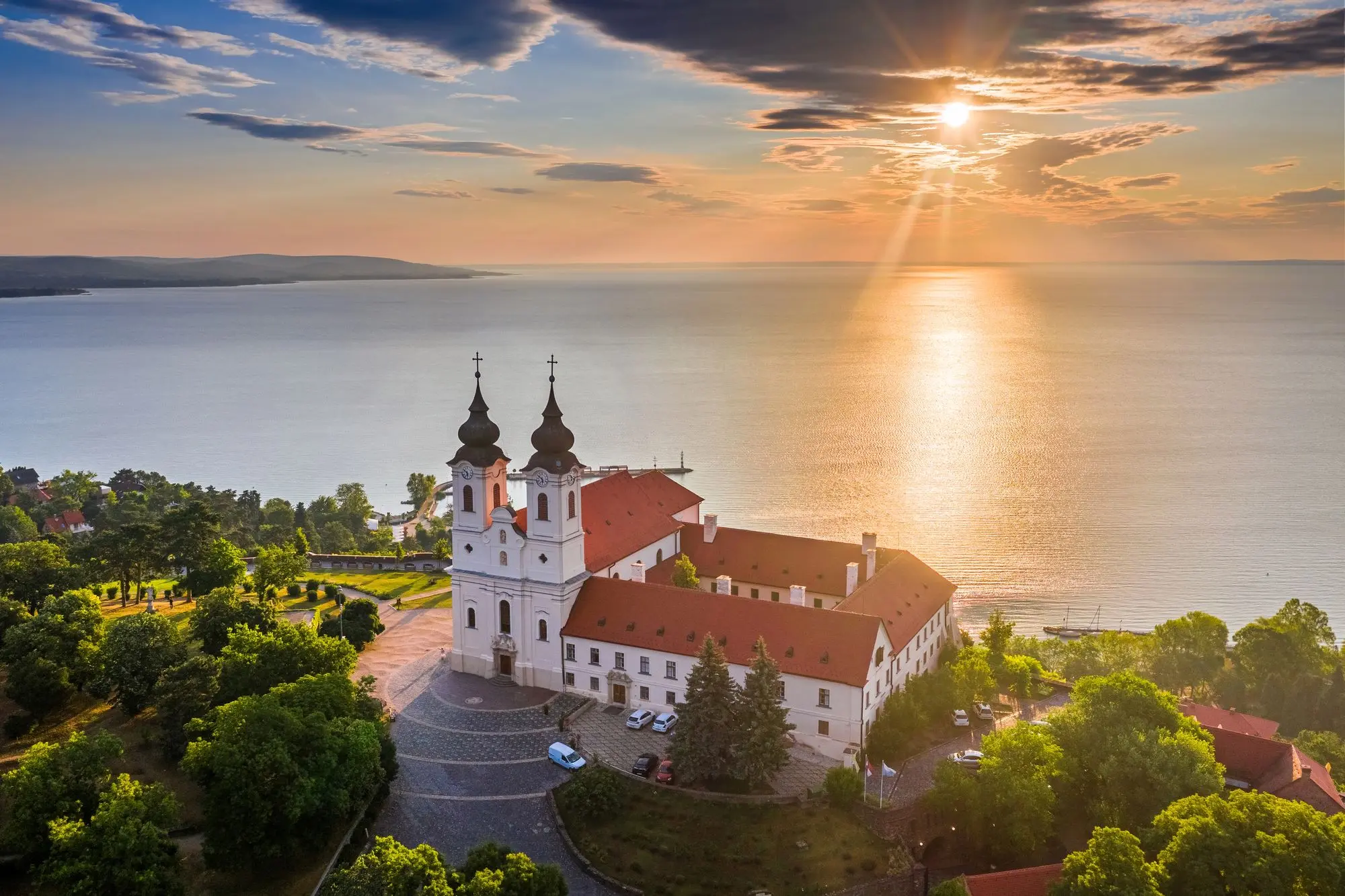 Esztergom, povijesna prijestolnica Mađarske, rijeka Dunav, najvažniji grad u Mađarskoj, najstariji grad u Mađarskoj, Esztergomska bazilika, dvorac Esztergom, Ostrogon, dvorac Ostrogon, Ostrogon bazilika, Debrecin, Debrecen, drugi najveći grad u Mađarskoj, kalvinistički Rim, Karneval cvijeća, Karneval cvijeća Debrecin, Nacionalni park Hortobágy, Aquaticum Spa centra, Segedin, Szeged, grad sunca, rijeka Tisa, katedrala Votive, Szegedski open-air festival, Pečuh, Pécs,  grad vina, grad kulture, mađarska vino, mađarsko vino, tvornica keramike Zsolnay, Villány, Tihany, jezero Balaton, Balaton, lavanda mađarska, polja lavande, polja lavande mađarska, Budimpešta,  Esztergom, the historical capital of Hungary, the Danube River, the most important city in Hungary, the oldest city in Hungary, Esztergom Basilica, Esztergom Castle, Ostrogon, Ostrogon Castle, Ostrogon Basilica, Debrecen, Debrecen, the second largest city in Hungary, Calvinist Rome, Carnival of Flowers, Carnival of Flowers Debrecen, Hortobágy National Park, Aquaticum Spa Center, Szeged, Szeged, the city of the sun, Tisza River, Votive Cathedral, Szeged Open-Air Festival, Pécs, Pécs, city of wine, city of culture, Hungarian wine, Hungarian wine, Zsolnay Ceramics Factory, Villány, Tihany, Lake Balaton, Balaton, Hungarian lavender, lavender fields, lavender fields Hungary, Budapest,