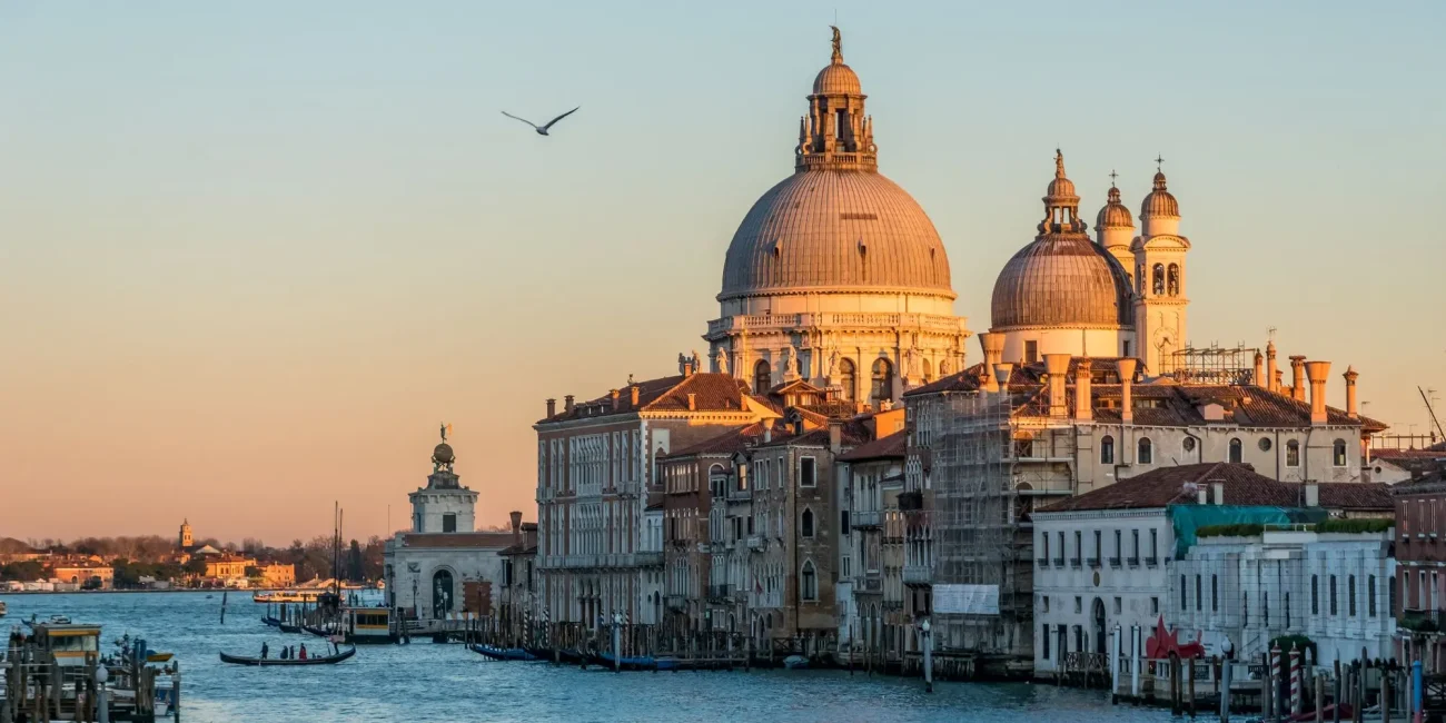 Venecija, grad na vodi, najposjećenija mjesta na svijetu, gondola, Trg svetog Marka Venecija, Ducale, most Rialto, palača Ducale, Venecija skriveni dragulji, Libreria Acqua Alta, San Francesco della Vigna, Squero di San Trovaso, Fondaco dei Tedeschi, Otok San Michele, pet skrivenih mjesta u venenciji, skrivena mjesta u veneciji, skriveni dragulji venecija, što vidjeti u veneciji, što raditi u veneciji, Venice, city on the water, most visited places in the world, gondola, St. Mark's Square Venice, Ducale, Rialto Bridge, Ducale Palace, Venice hidden gems, Libreria Acqua Alta, San Francesco della Vigna, Squero di San Trovaso, Fondaco dei Tedeschi, San Michele Island, five hidden places in Venice, hidden places in Venice, hidden gems of Venice, what to see in Venice, what to do in Venice,