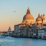 Venecija, grad na vodi, najposjećenija mjesta na svijetu, gondola, Trg svetog Marka Venecija, Ducale, most Rialto, palača Ducale, Venecija skriveni dragulji, Libreria Acqua Alta, San Francesco della Vigna, Squero di San Trovaso, Fondaco dei Tedeschi, Otok San Michele, pet skrivenih mjesta u venenciji, skrivena mjesta u veneciji, skriveni dragulji venecija, što vidjeti u veneciji, što raditi u veneciji, Venice, city on the water, most visited places in the world, gondola, St. Mark's Square Venice, Ducale, Rialto Bridge, Ducale Palace, Venice hidden gems, Libreria Acqua Alta, San Francesco della Vigna, Squero di San Trovaso, Fondaco dei Tedeschi, San Michele Island, five hidden places in Venice, hidden places in Venice, hidden gems of Venice, what to see in Venice, what to do in Venice,